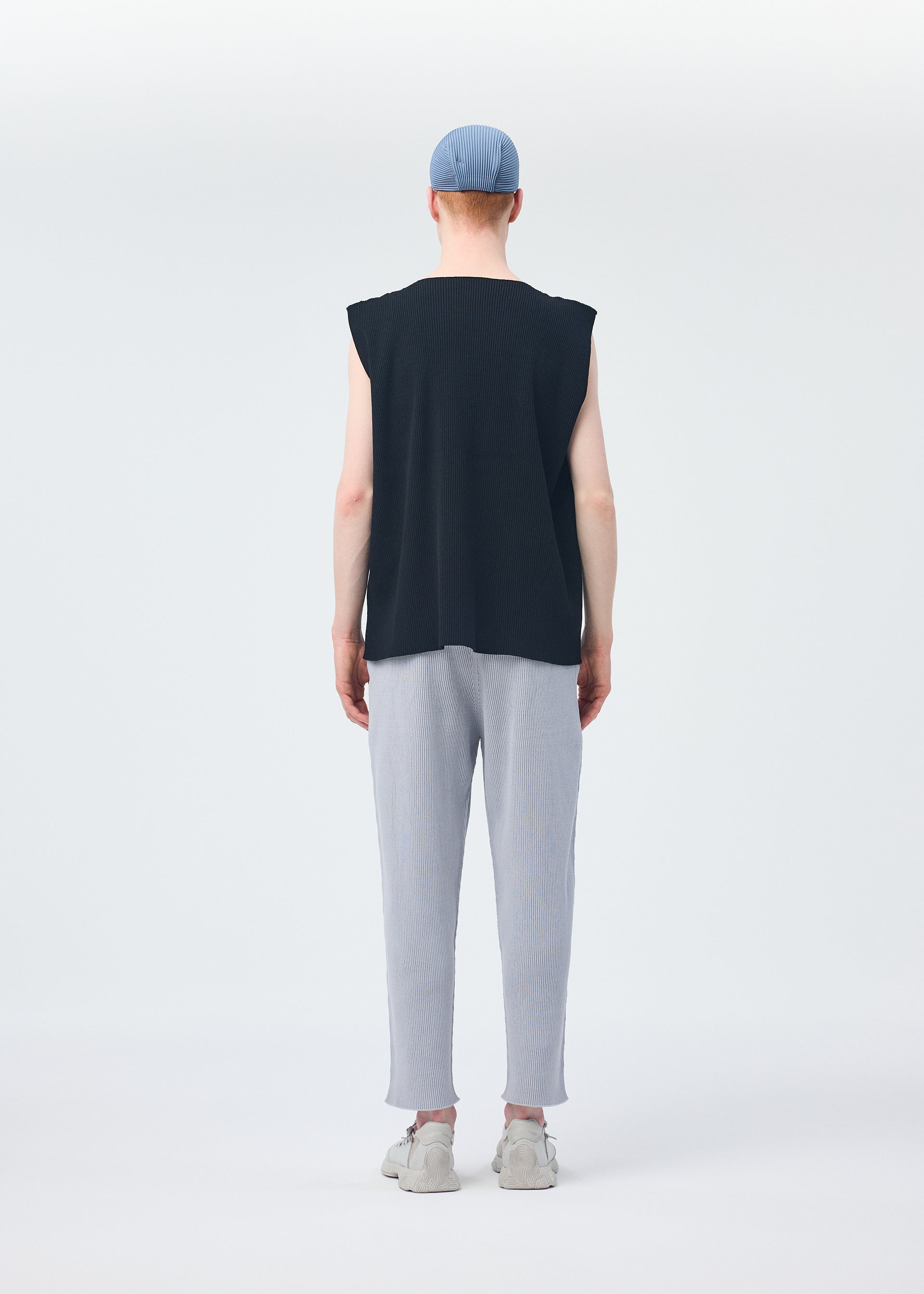 A model wears the HOMME PLISSÉ ISSEY MIYAKE BASIC KNIT vest.