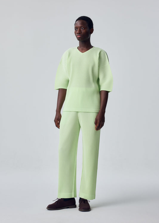 A model wears the HOMME PLISSÉ ISSEY MIYAKE MONTHLY COLORS : JULY top.