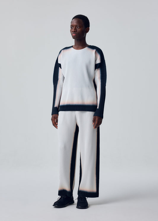A model wears the HOMME PLISSÉ ISSEY MIYAKE FRAMEWORK : CHUSEN framework-chusen-top-white.