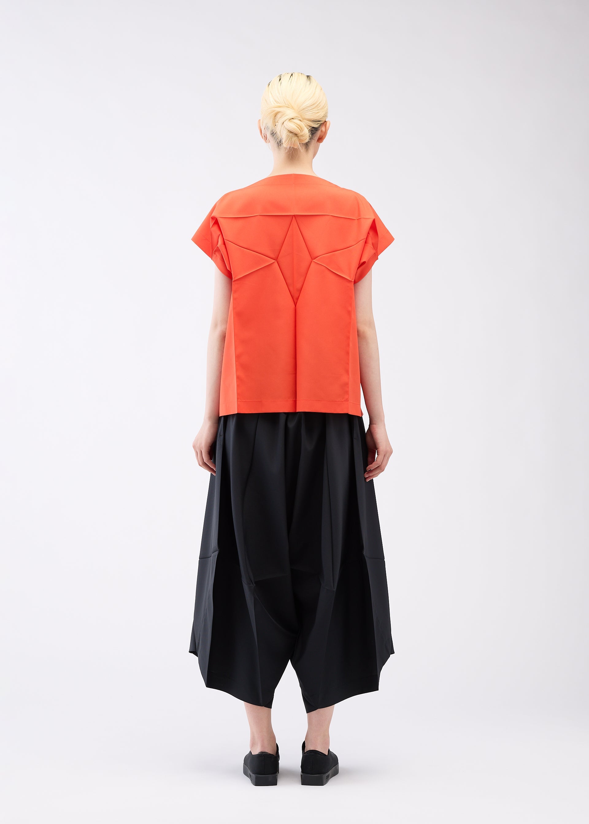 A model wears the 132 5. ISSEY MIYAKE UNIFIED HALF CUBES shirt.