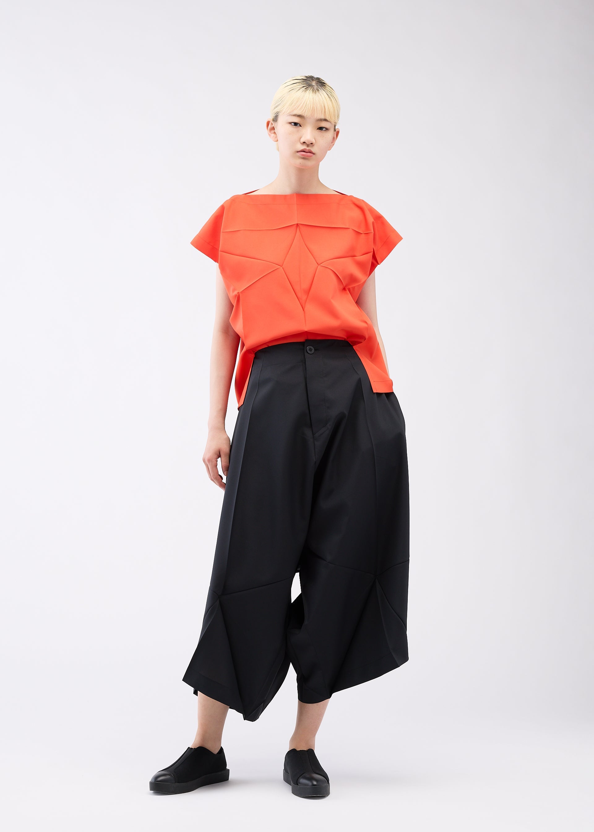 A model wears the 132 5. ISSEY MIYAKE UNIFIED HALF CUBES shirt.