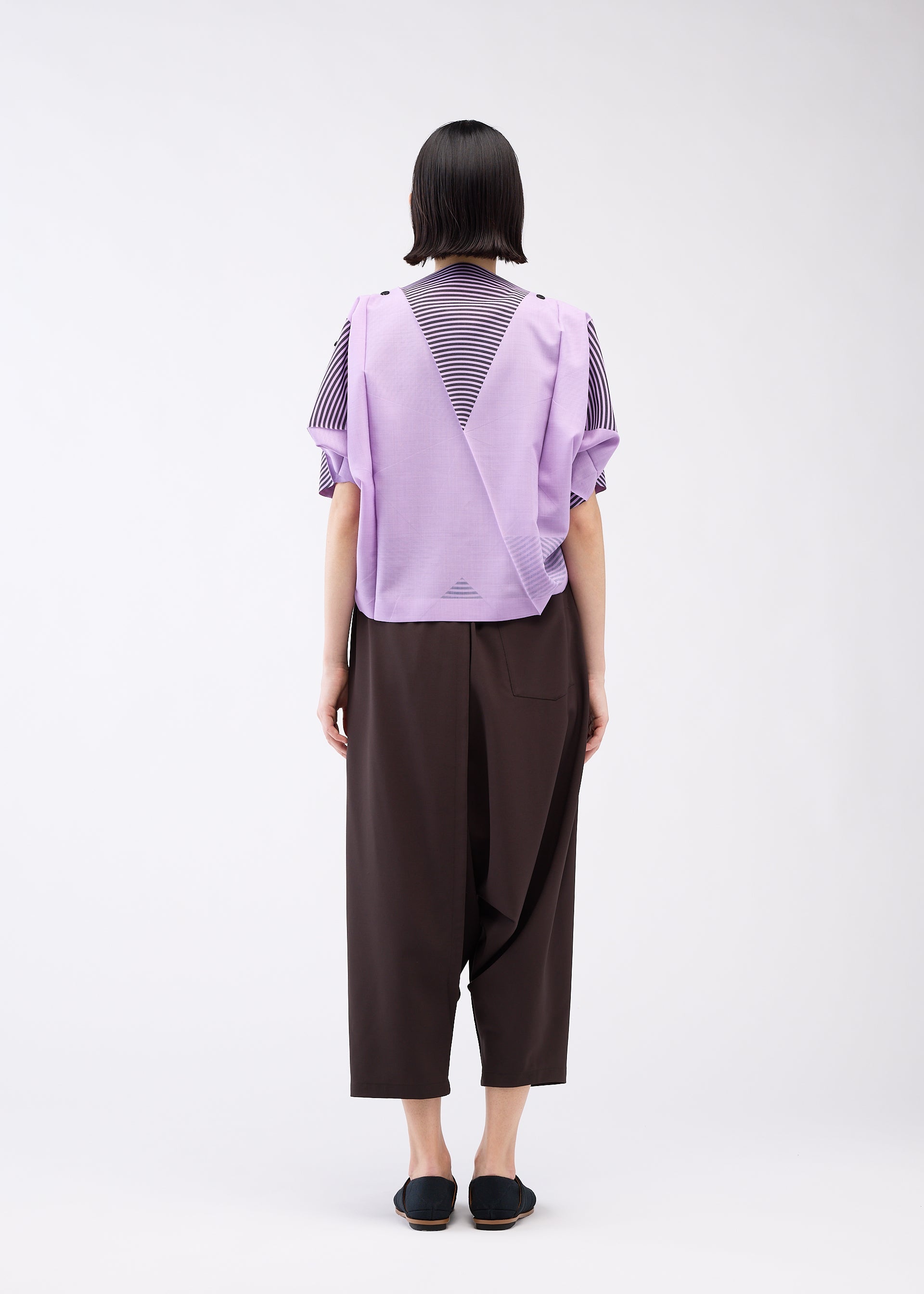 A model wears the 132 5. ISSEY MIYAKE FOLD RAMIE PRINT cardigan.