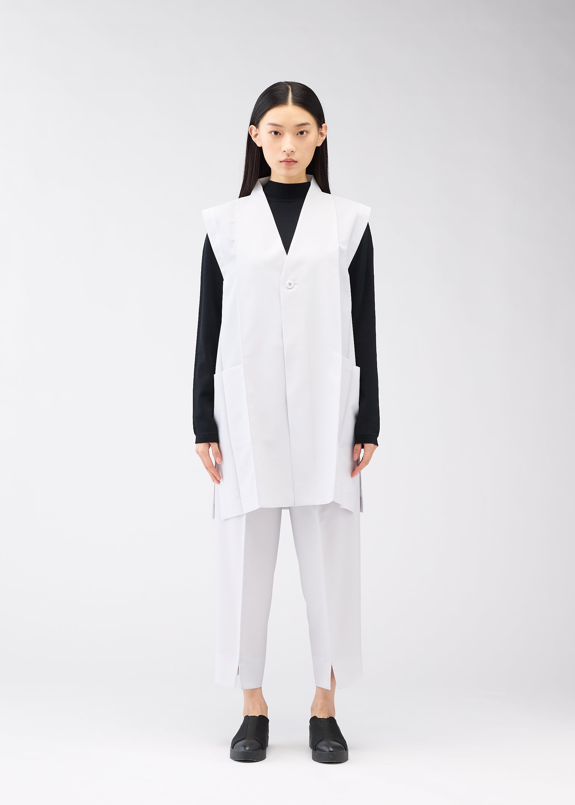 A model wears the 132 5. ISSEY MIYAKE 132 5. FLAT 1 vest.
