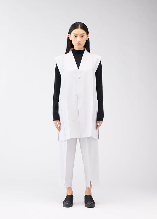 A model wears the 132 5. ISSEY MIYAKE 132 5. FLAT 1 vest.