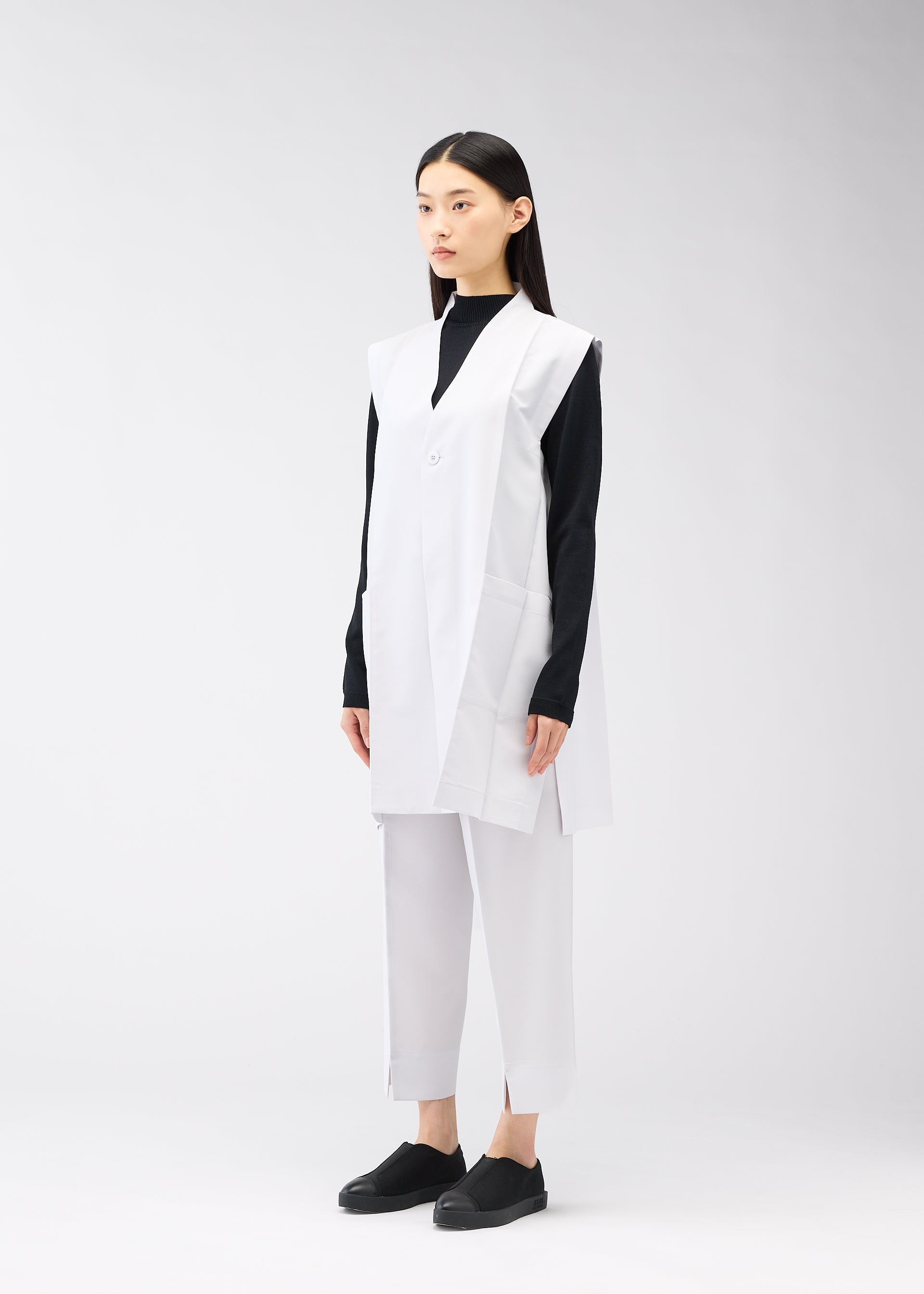A model wears the 132 5. ISSEY MIYAKE 132 5. FLAT 1 vest.