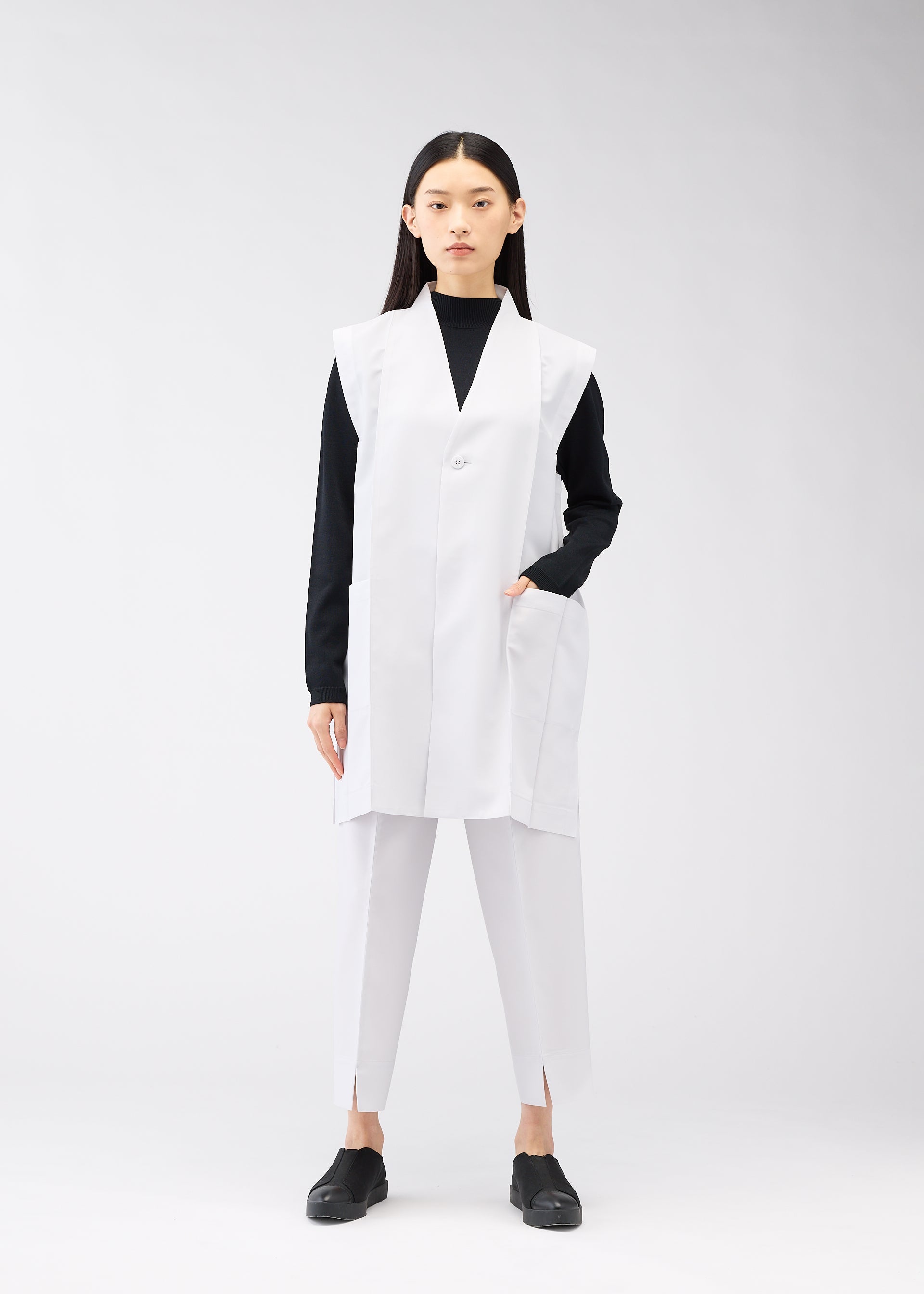 A model wears the 132 5. ISSEY MIYAKE 132 5. FLAT 1 vest.