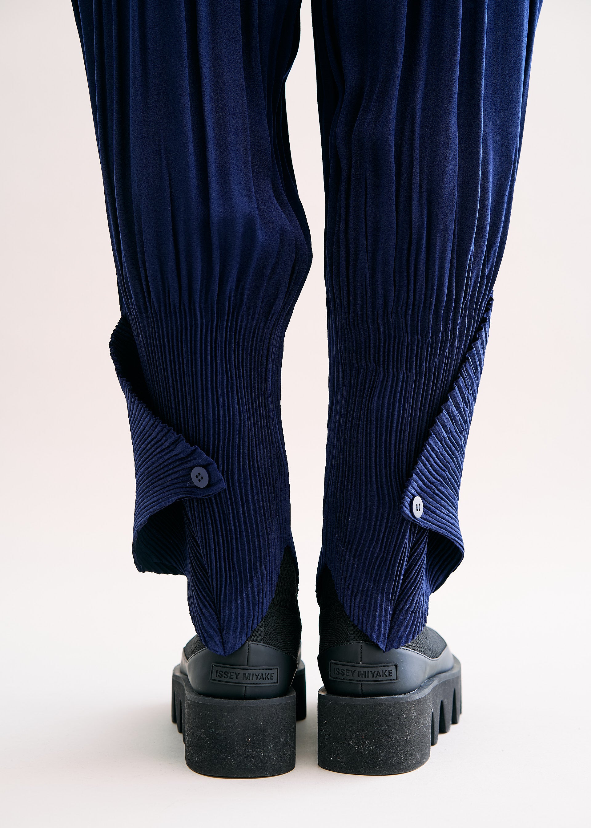 HATCHING BOTTOMS Trousers Black