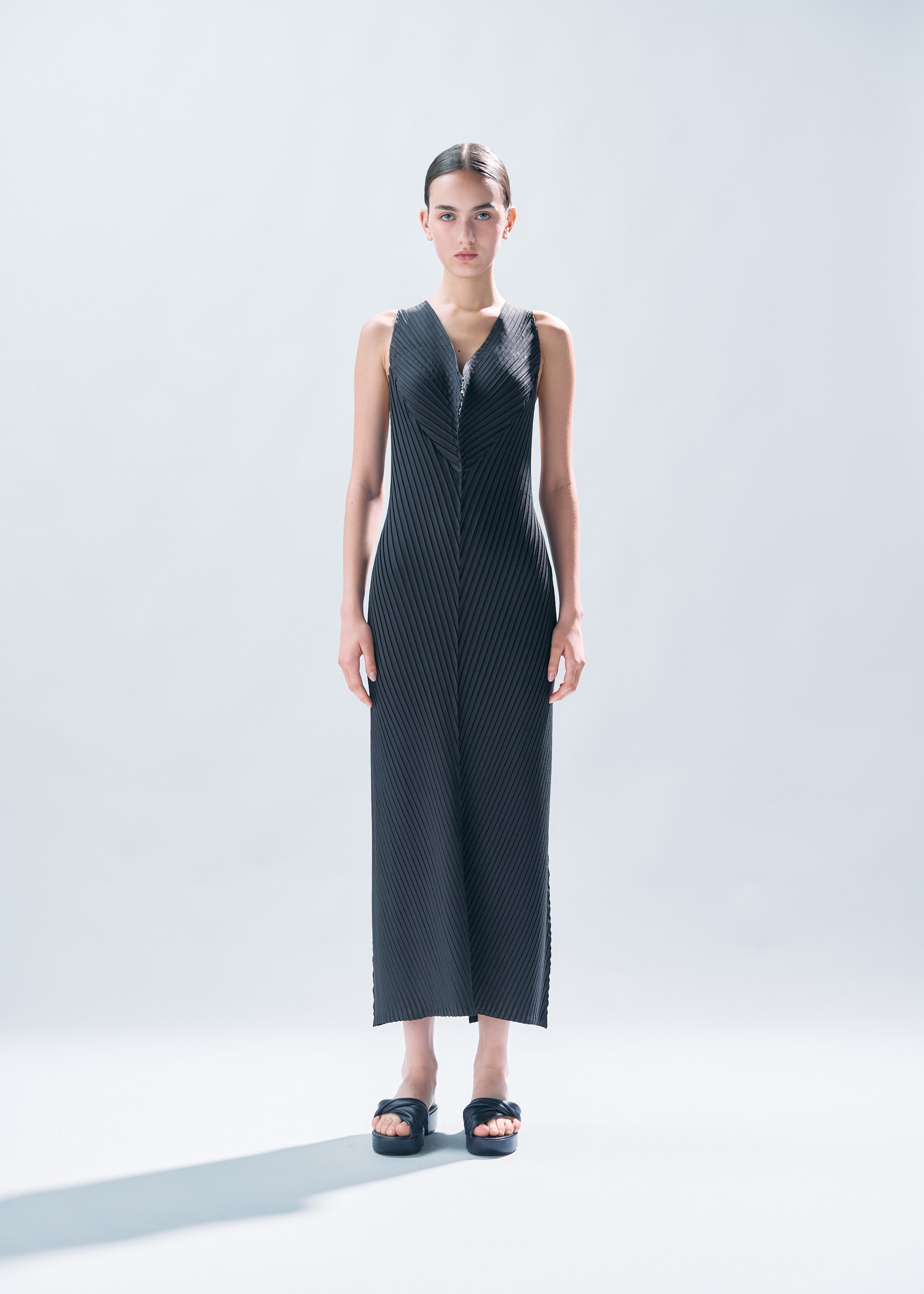PAPER LIKE PLEATS Dress Black