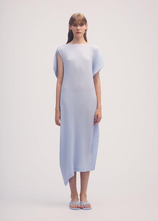 A model wears the ISSEY MIYAKE SHADOW STUDY PLEATS SOLID dress.