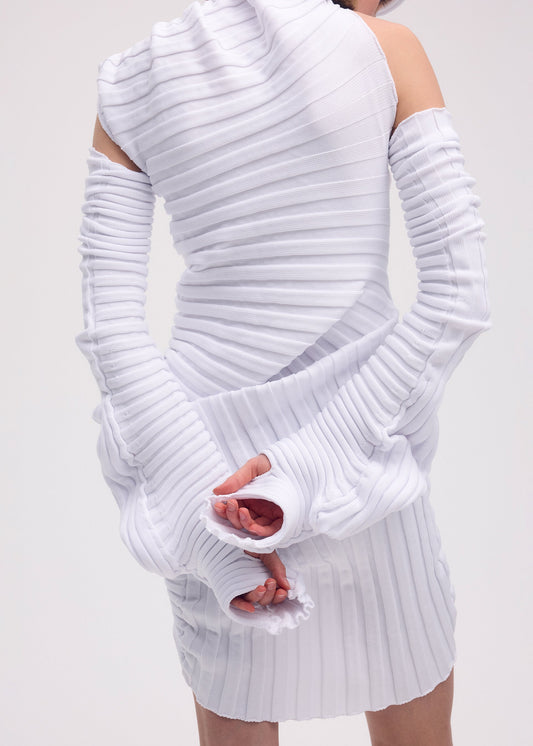 A model wears the ISSEY MIYAKE KNIT (AS IT IS) ACC gloves.