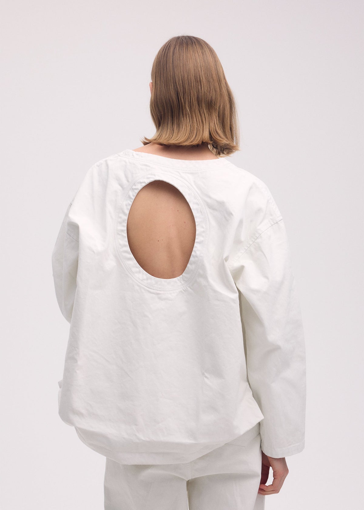 A model wears the ISSEY MIYAKE SCULPTURAL (BAG) bag.