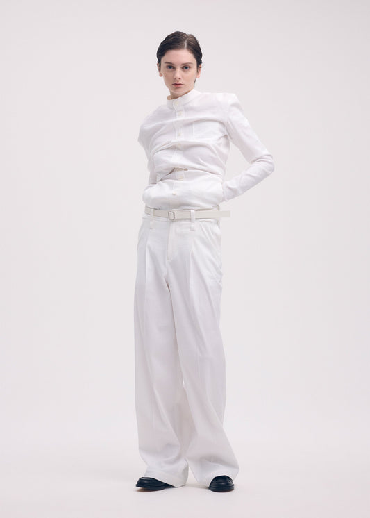 A model wears the ISSEY MIYAKE SOLID LEATHER BELT belt.