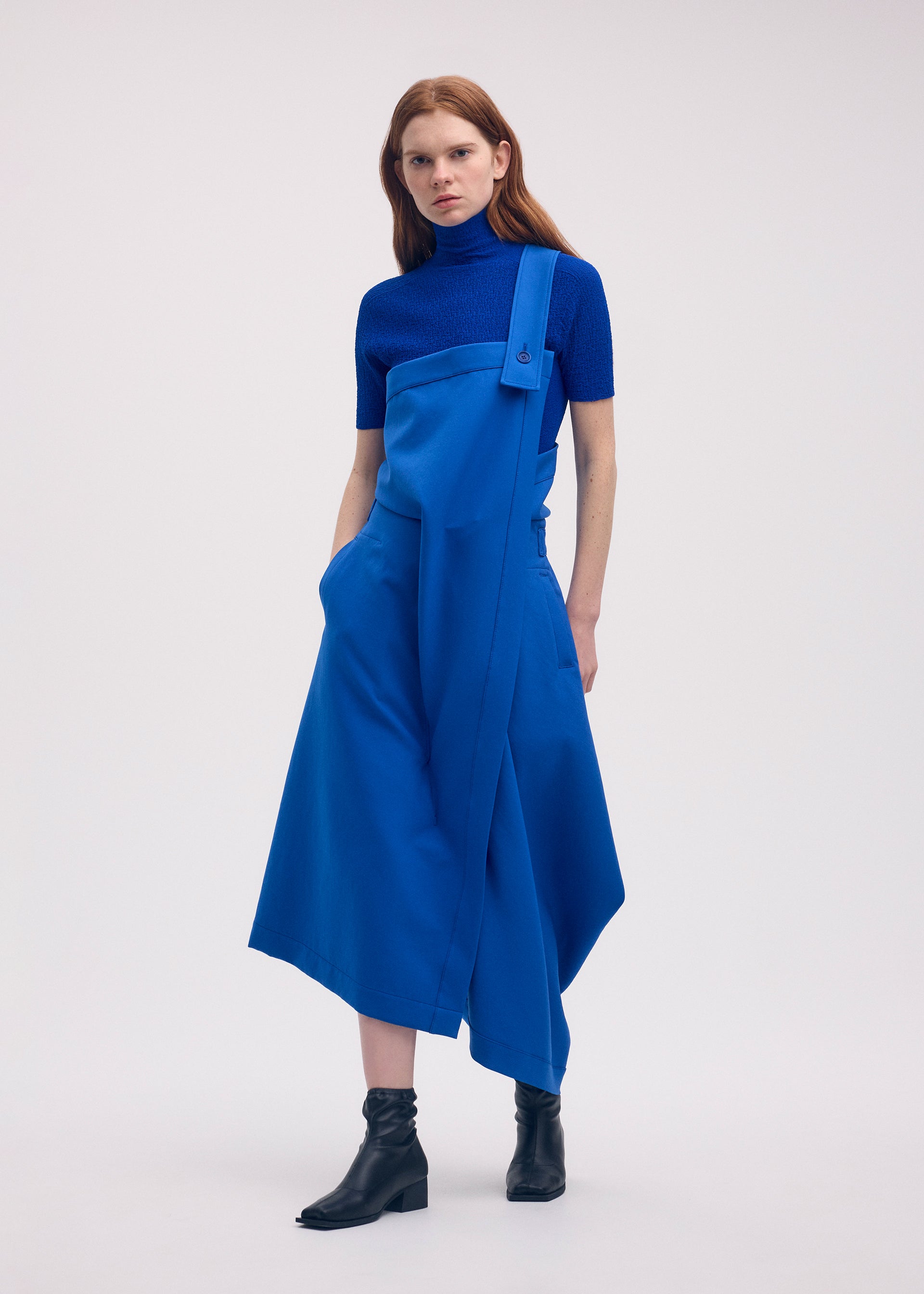 A model wears the ISSEY MIYAKE GYPSUM trousers.