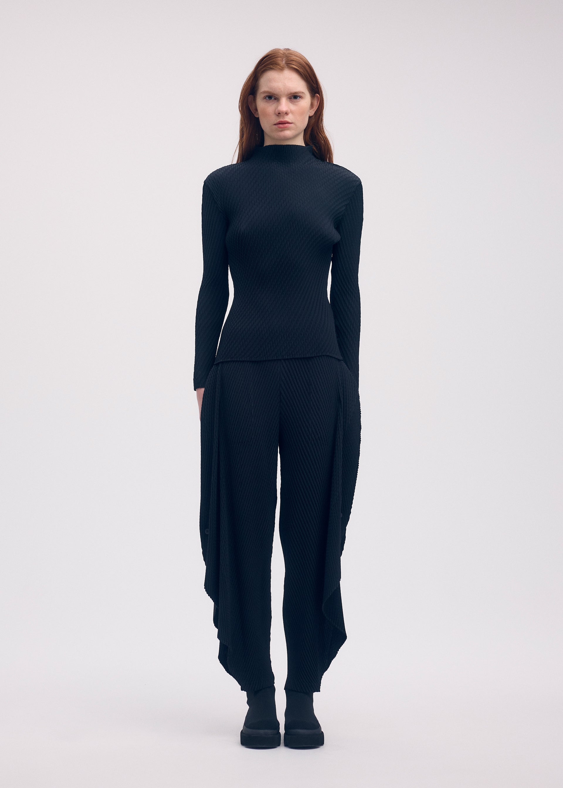 ORBICULAR PLEATS Trousers Black