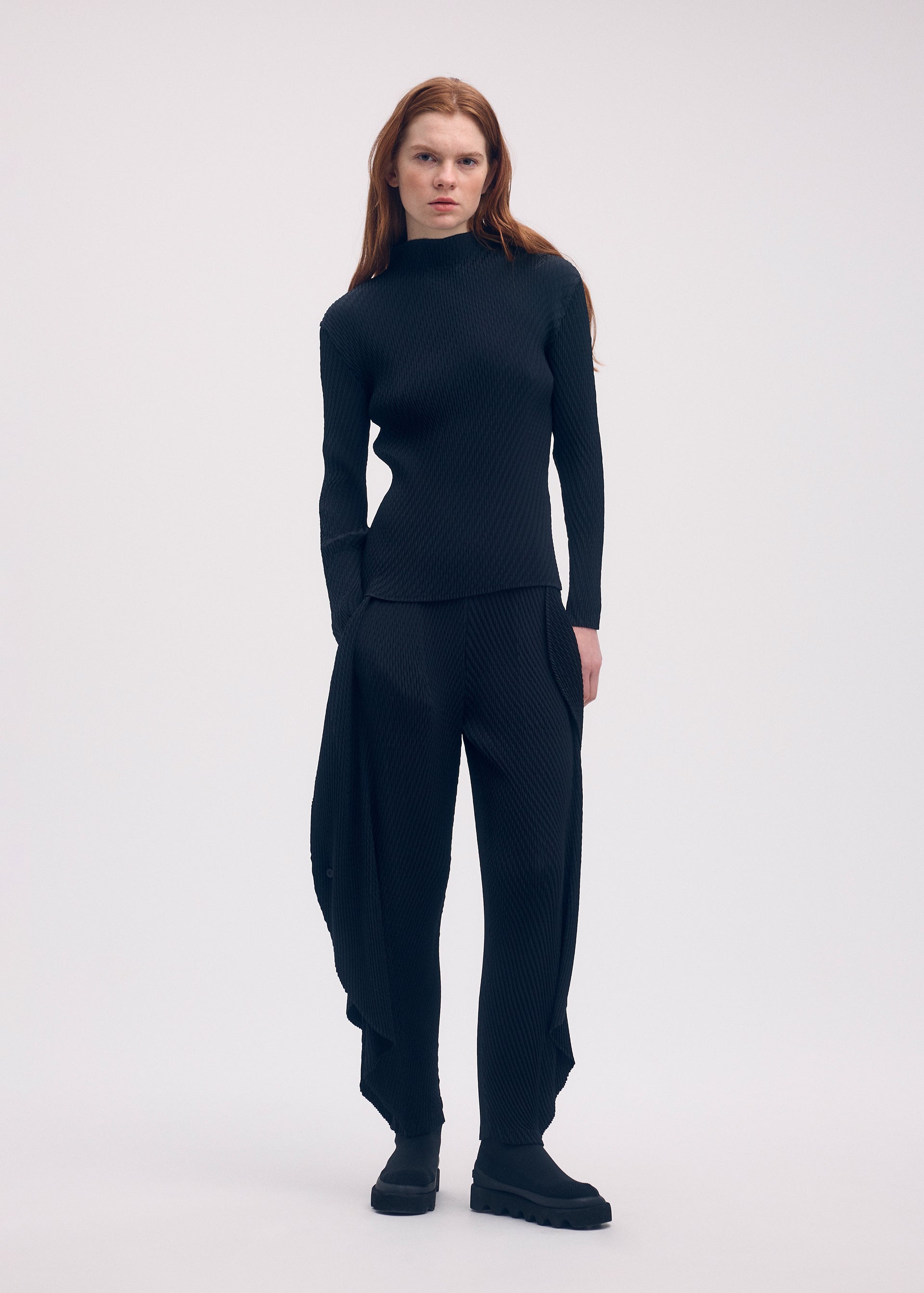 ORBICULAR PLEATS Trousers Black