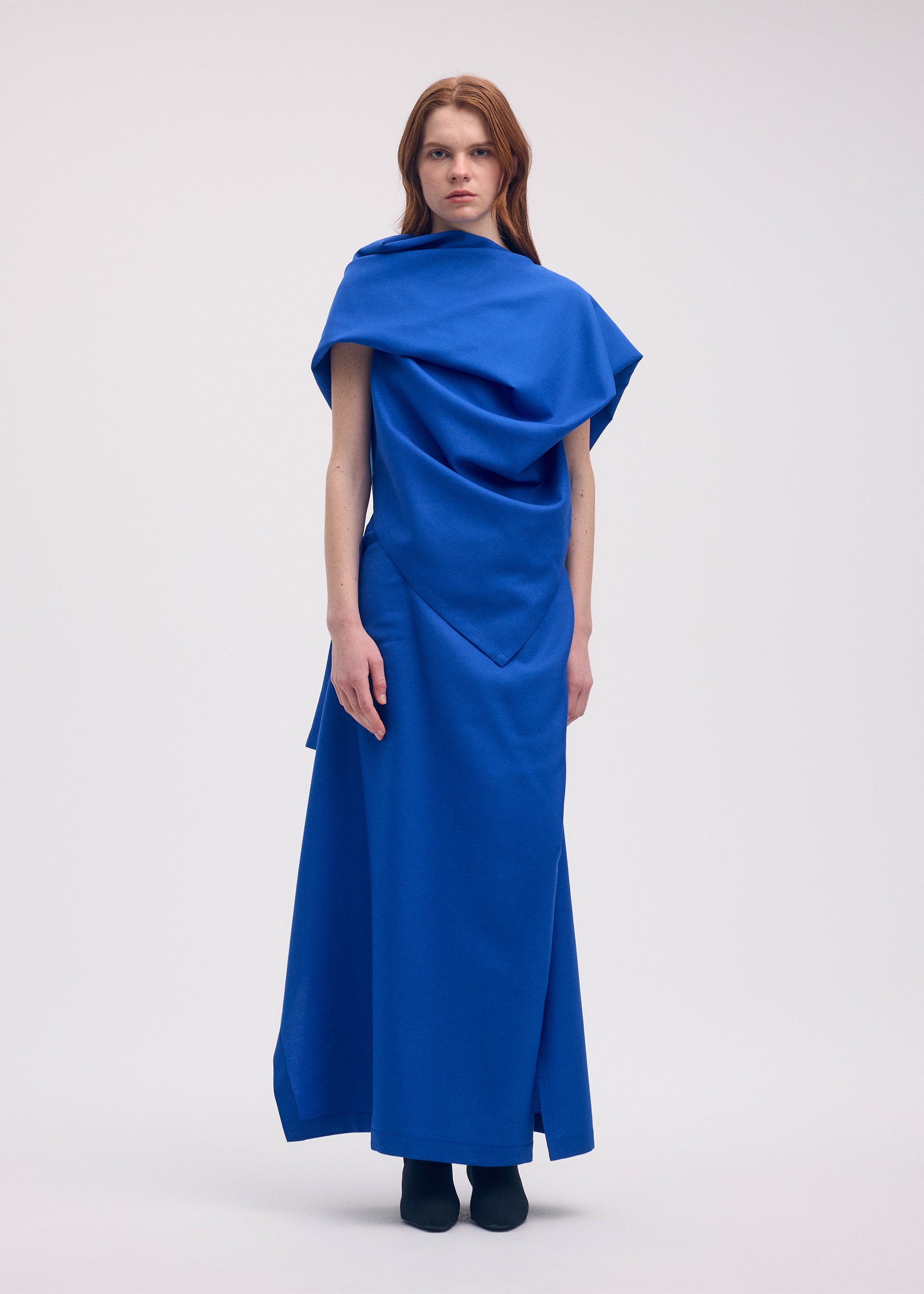 A model wears the ISSEY MIYAKE UNI FORM (WOOL) skirt.