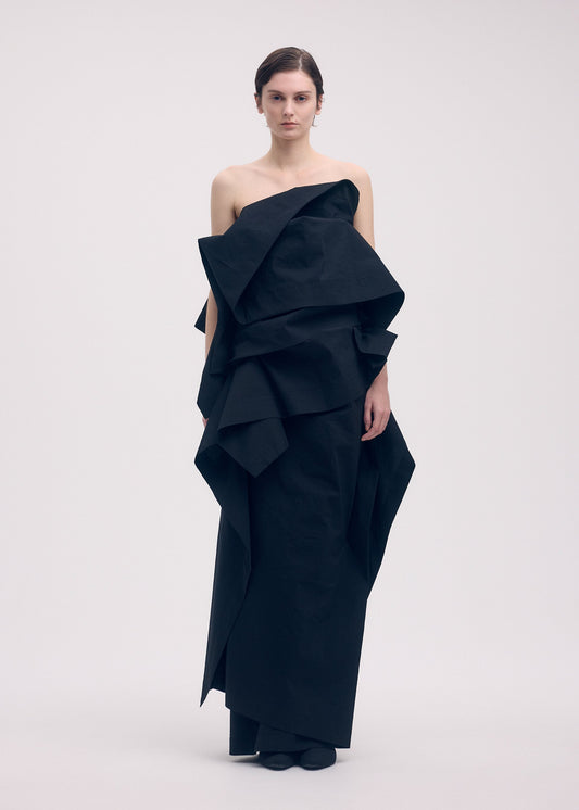 A model wears the ISSEY MIYAKE COLLAPSING SCULPTURE skirt.