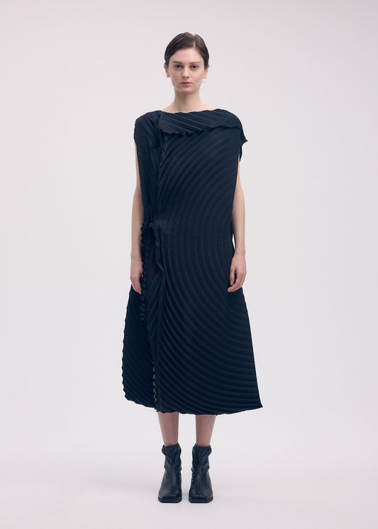 A model wears the ISSEY MIYAKE PAPER BAG PLEATS dress.