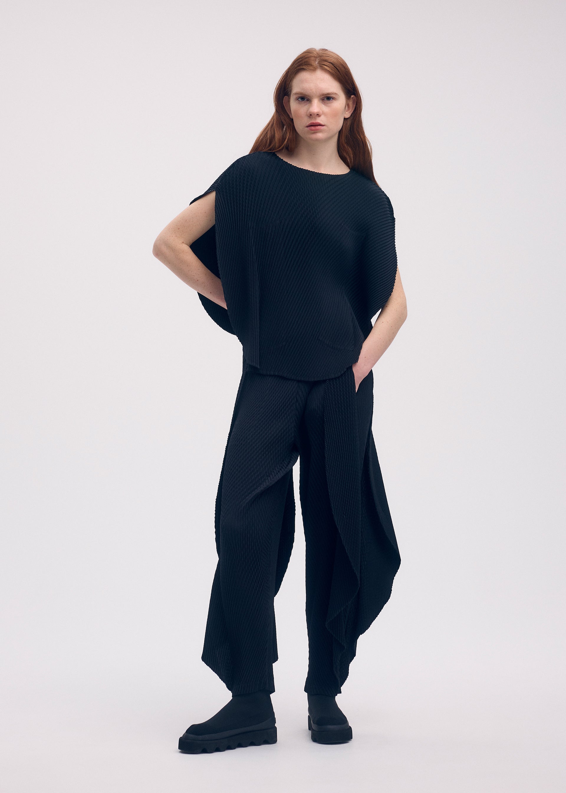 ORBICULAR PLEATS Top Black