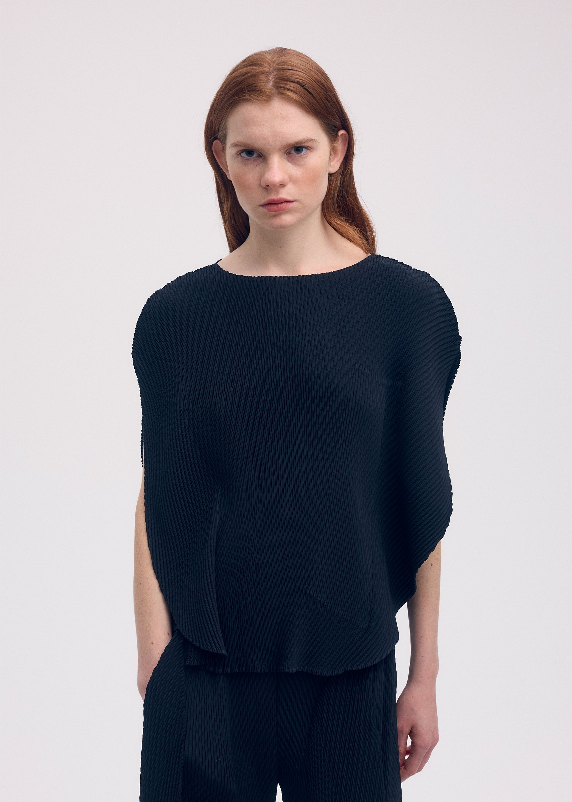 ORBICULAR PLEATS Top Black