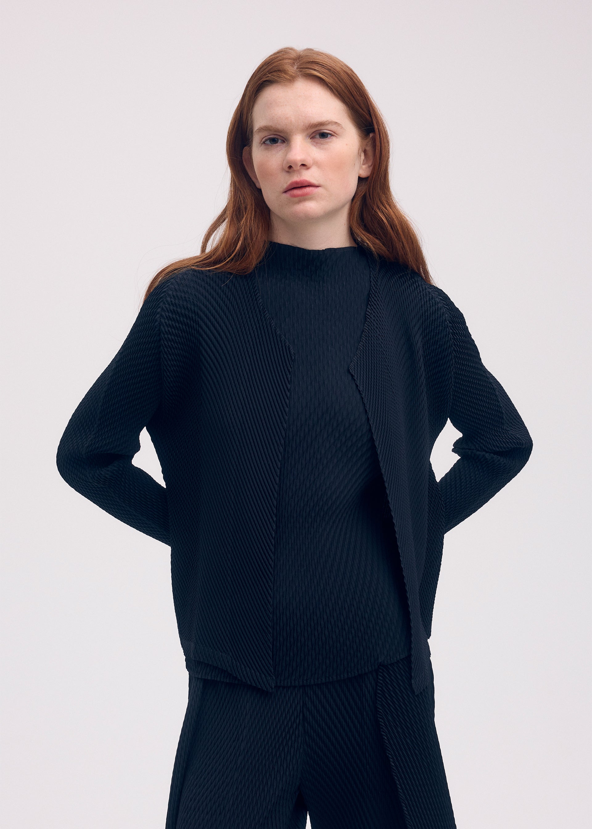 ORBICULAR PLEATS Cardigan Black