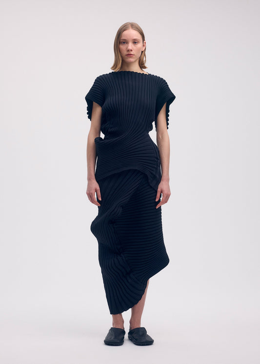 A model wears the ISSEY MIYAKE KNIT (AS IT IS) skirt.