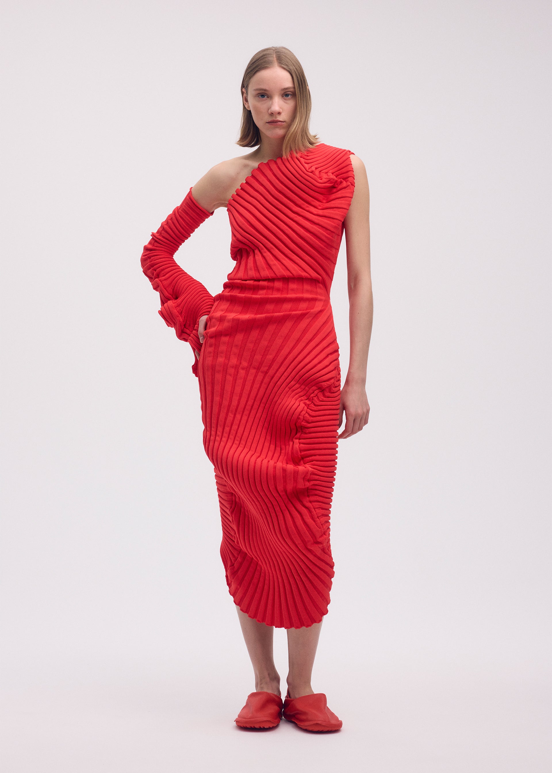 A model wears the ISSEY MIYAKE KNIT (AS IT IS) dress.