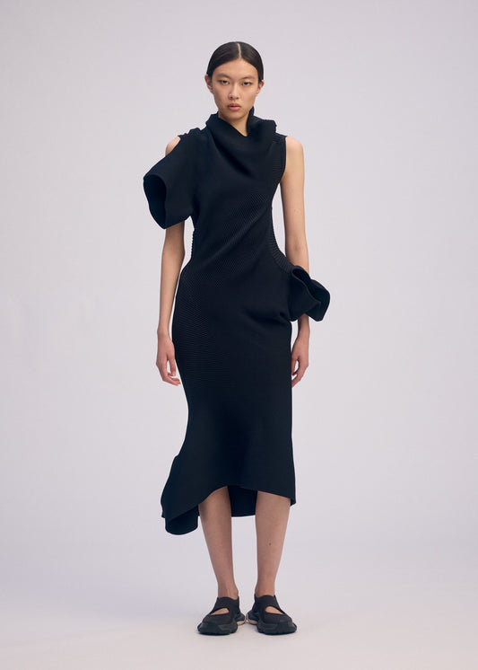 A model wears the ISSEY MIYAKE LIFE FORM dress.