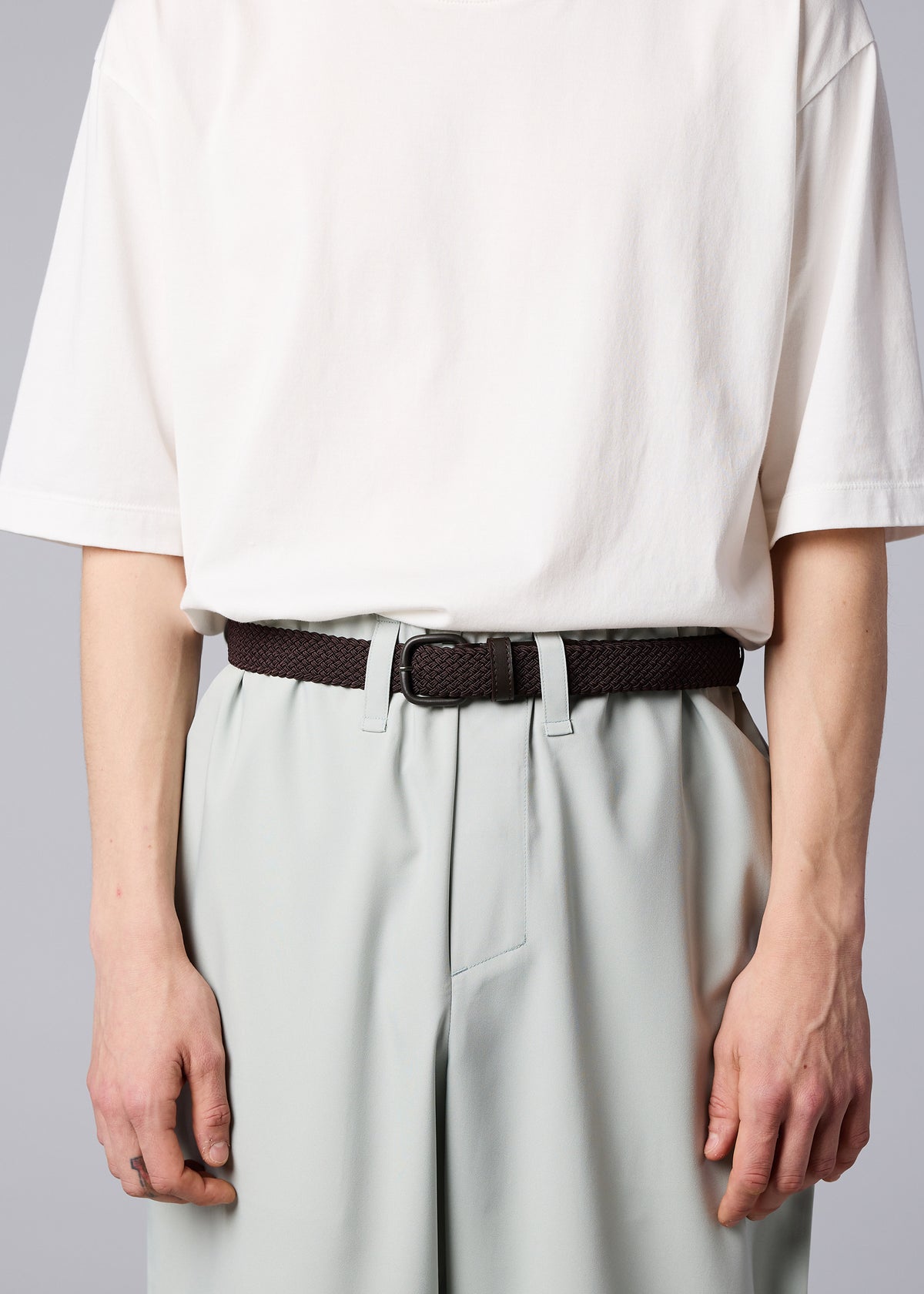 A model wears the IM MEN STRETCH MESH BELT belt