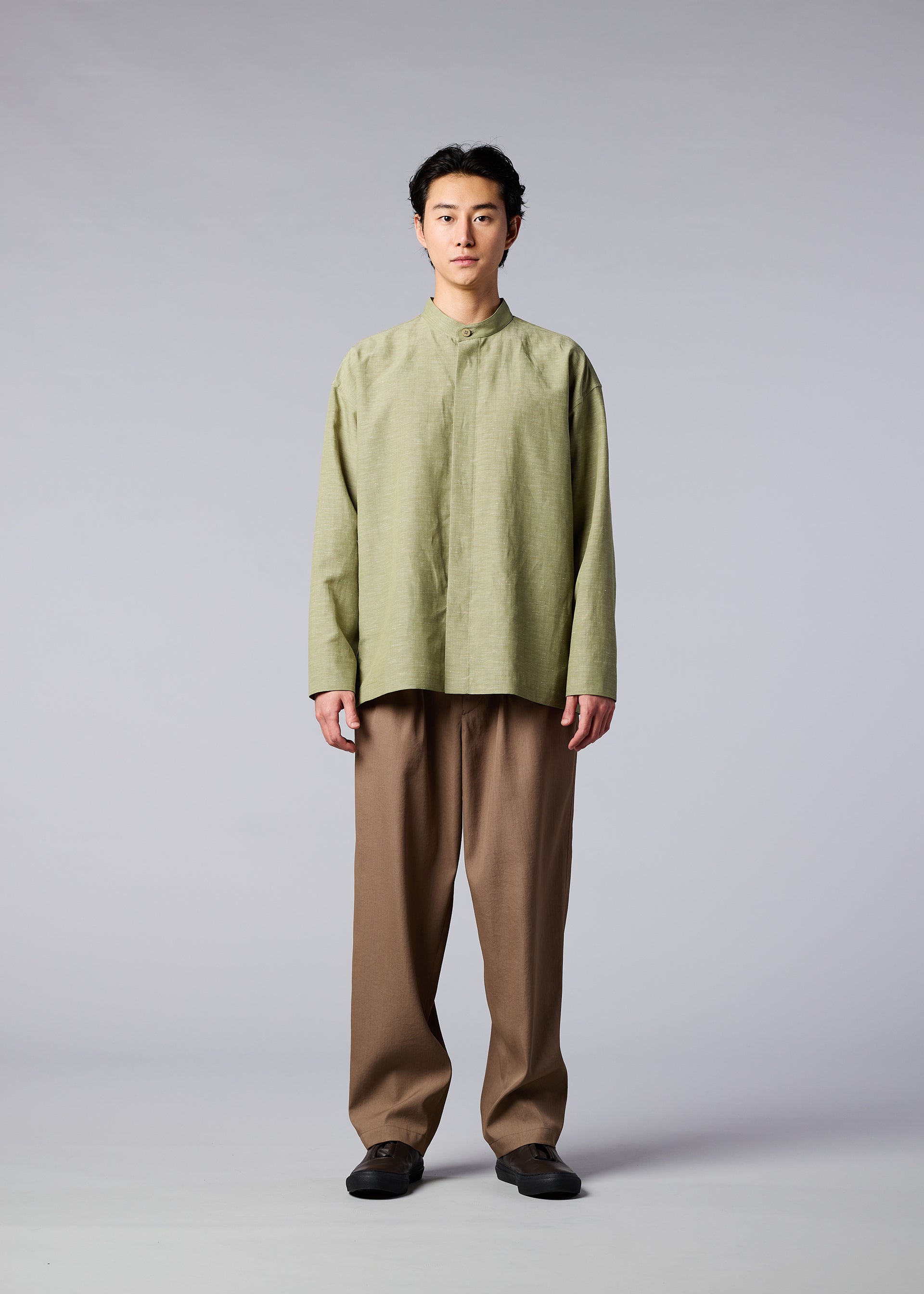 A model wears the IM MEN HYBRID SHIRT shirt