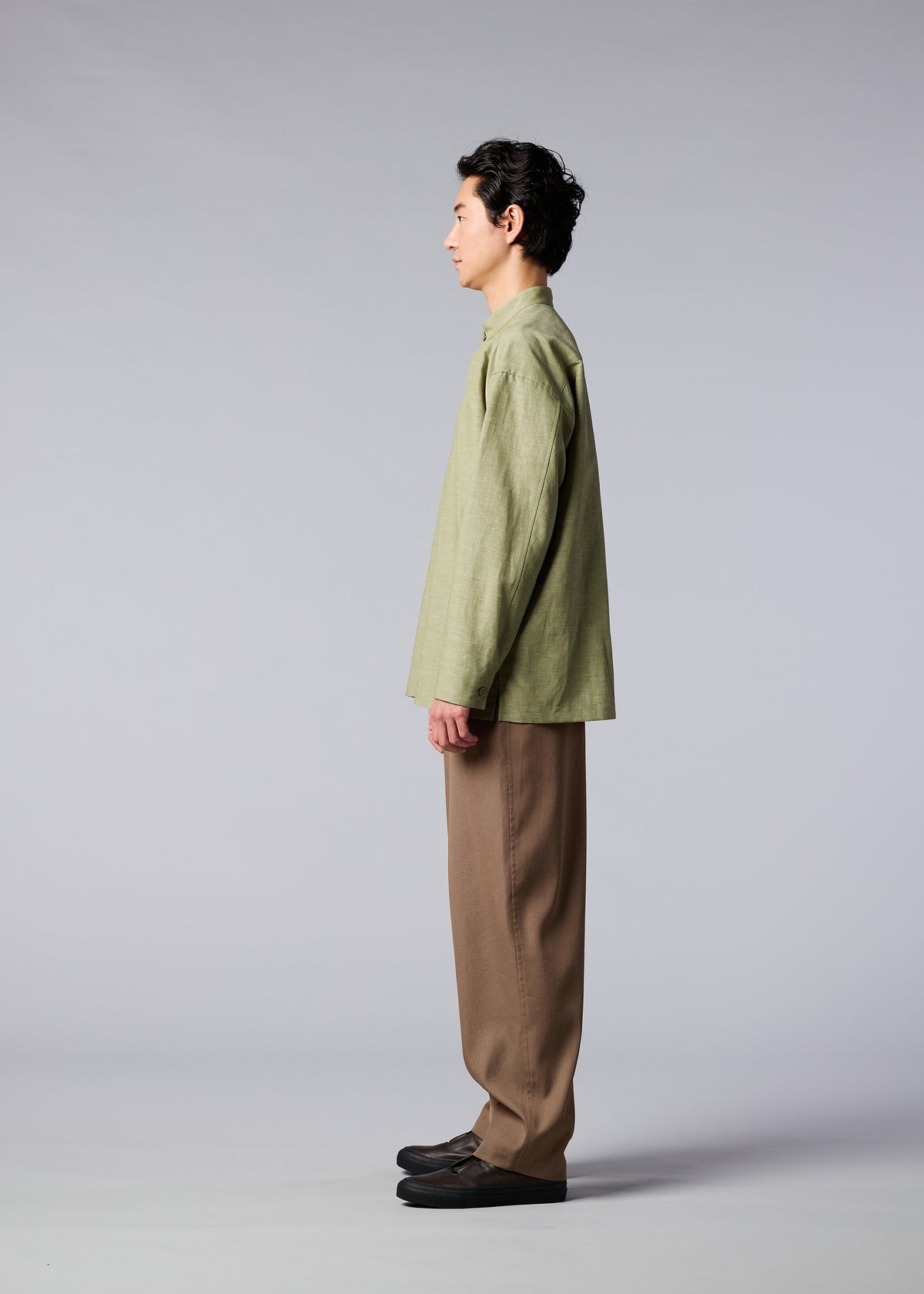 A model wears the IM MEN HYBRID SHIRT shirt