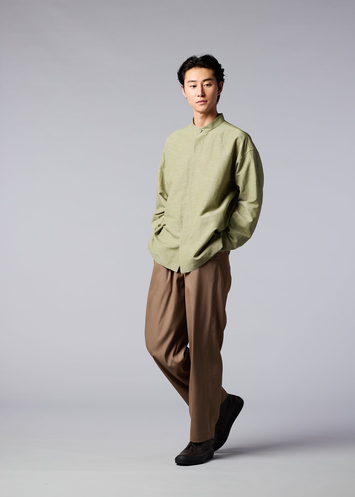 A model wears the IM MEN HYBRID SHIRT shirt