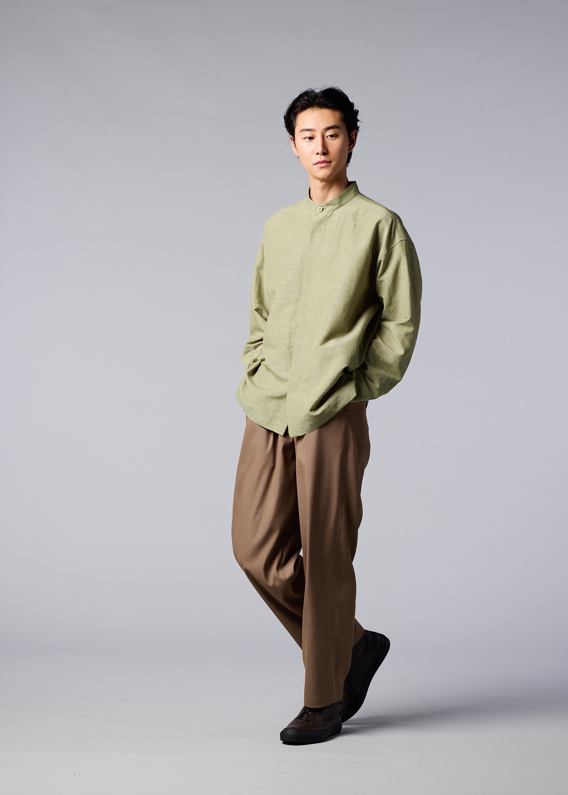 A model wears the IM MEN HYBRID SHIRT shirt