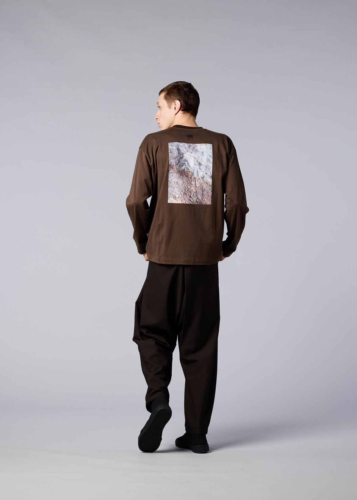 A model wears the IM MEN SOIL GRAPHIC T top.