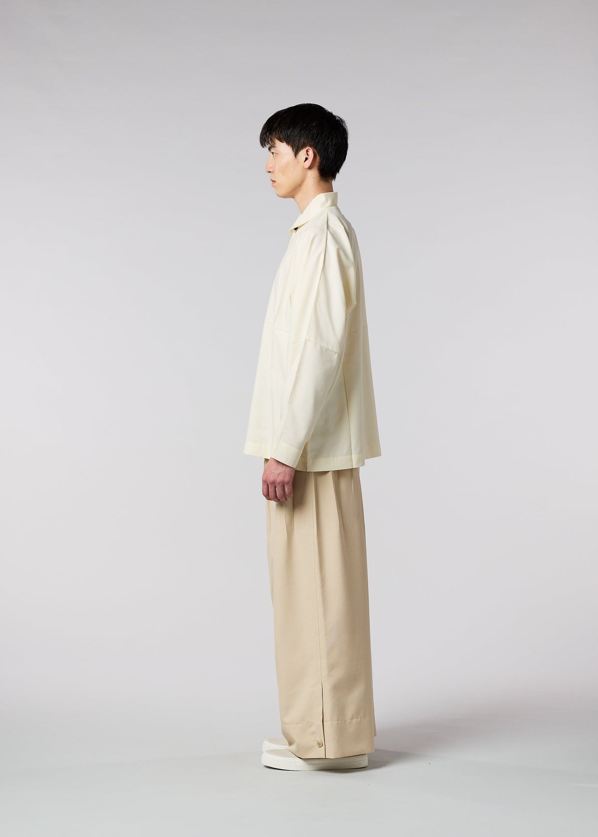 A model wears the IM MEN WAFT trousers.