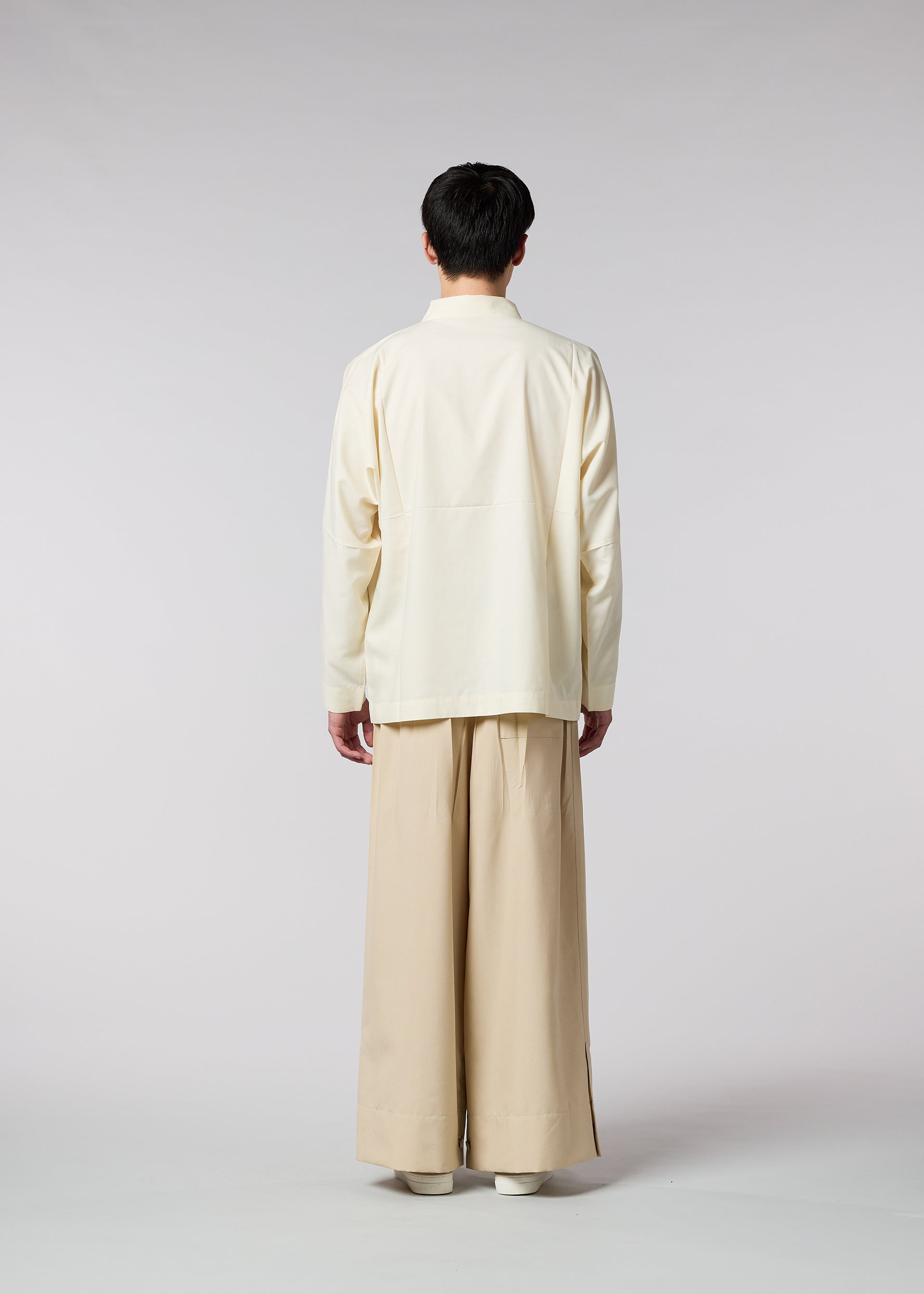 A model wears the IM MEN WAFT trousers.