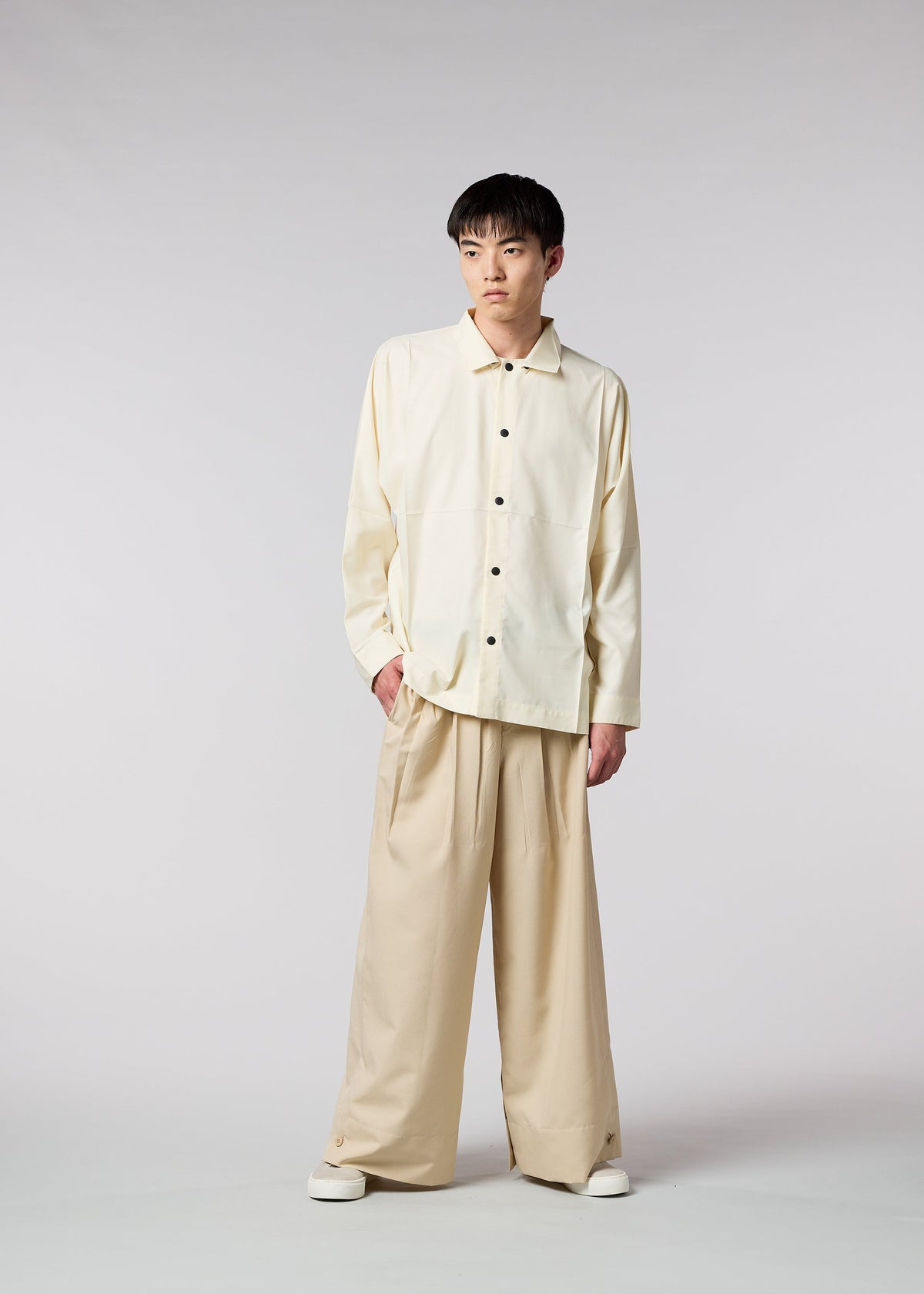 A model wears the IM MEN WAFT trousers.