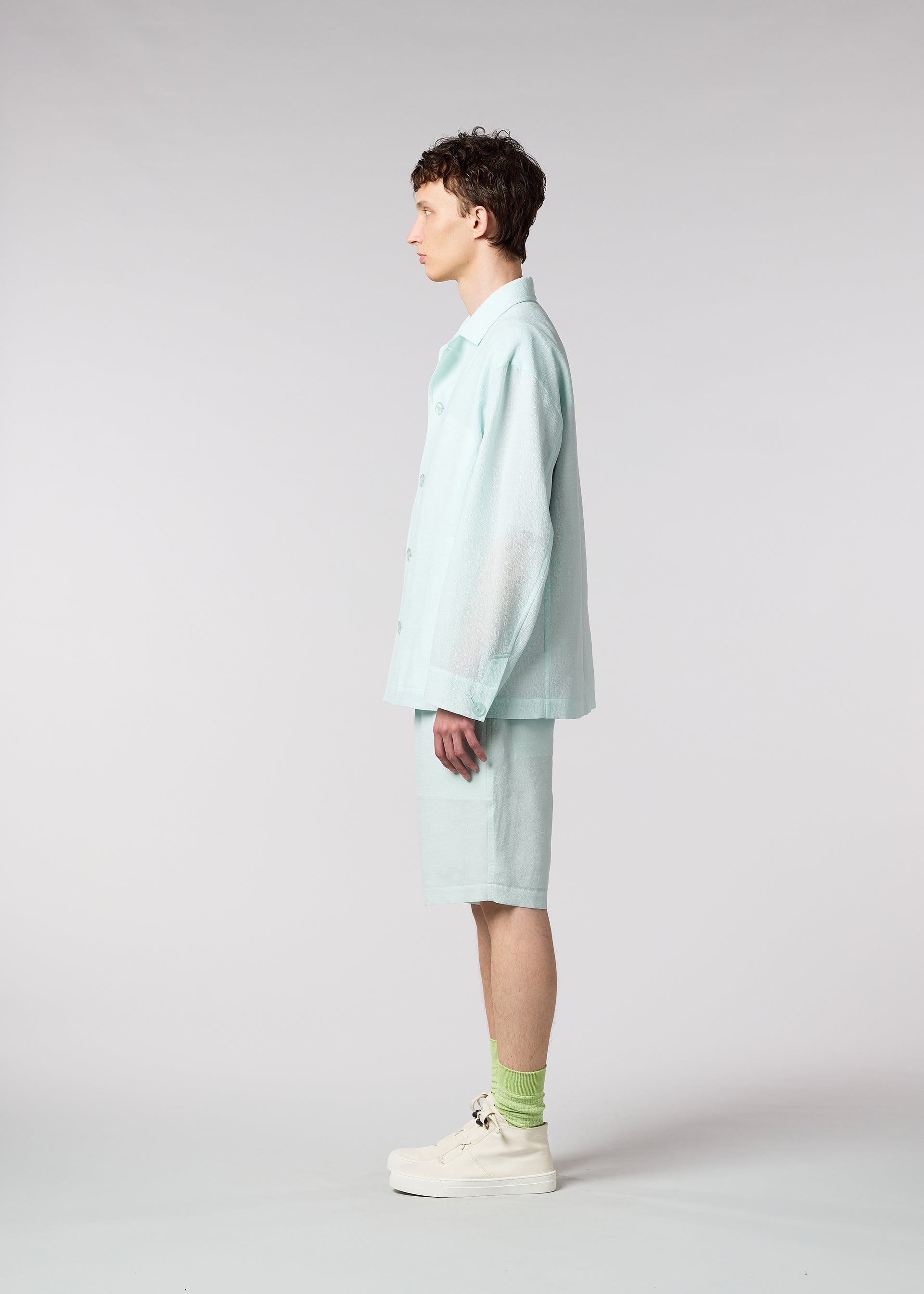 A model wears the IM MEN LUCID trousers.
