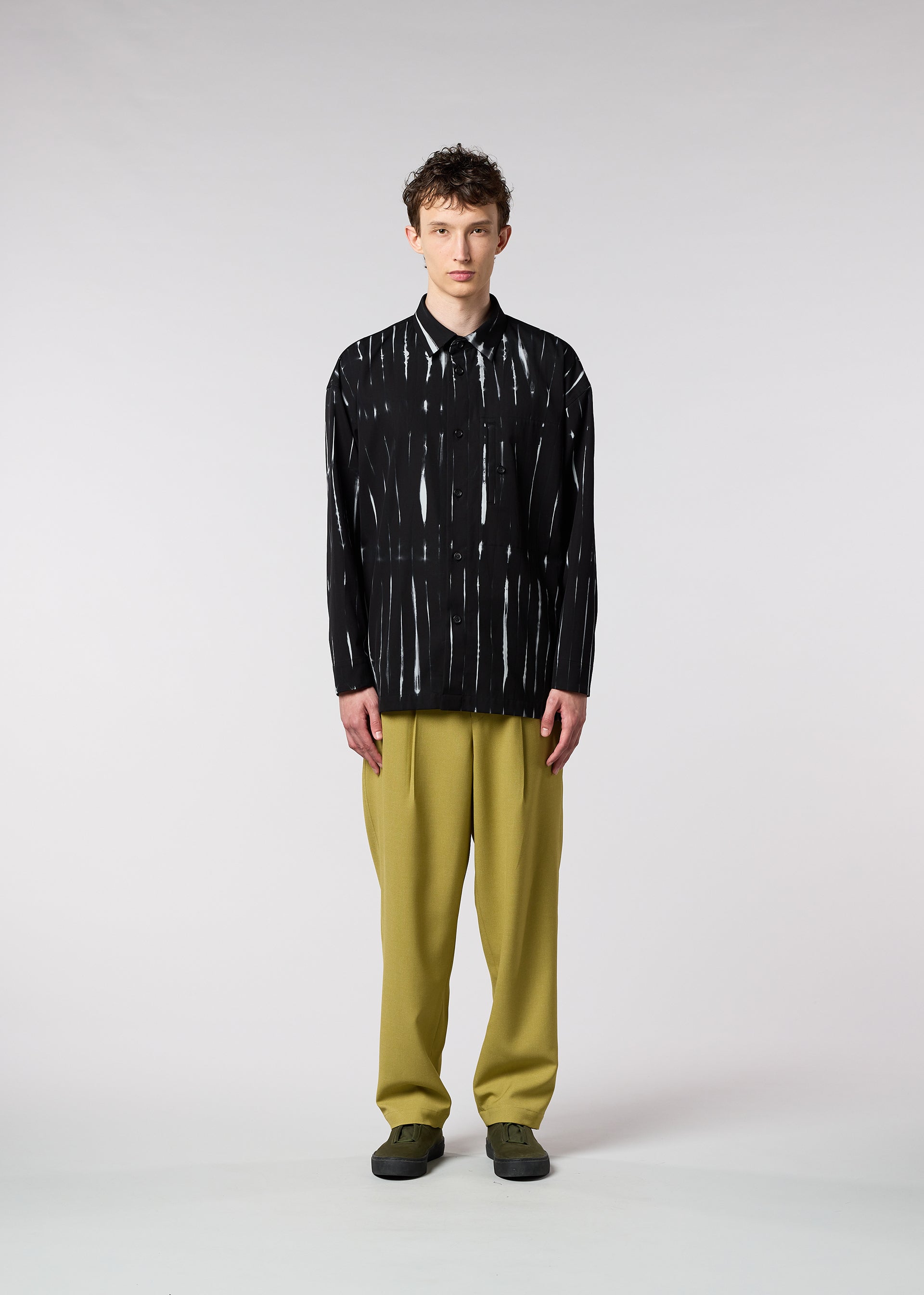 A model wears the IM MEN GIFT shirt.