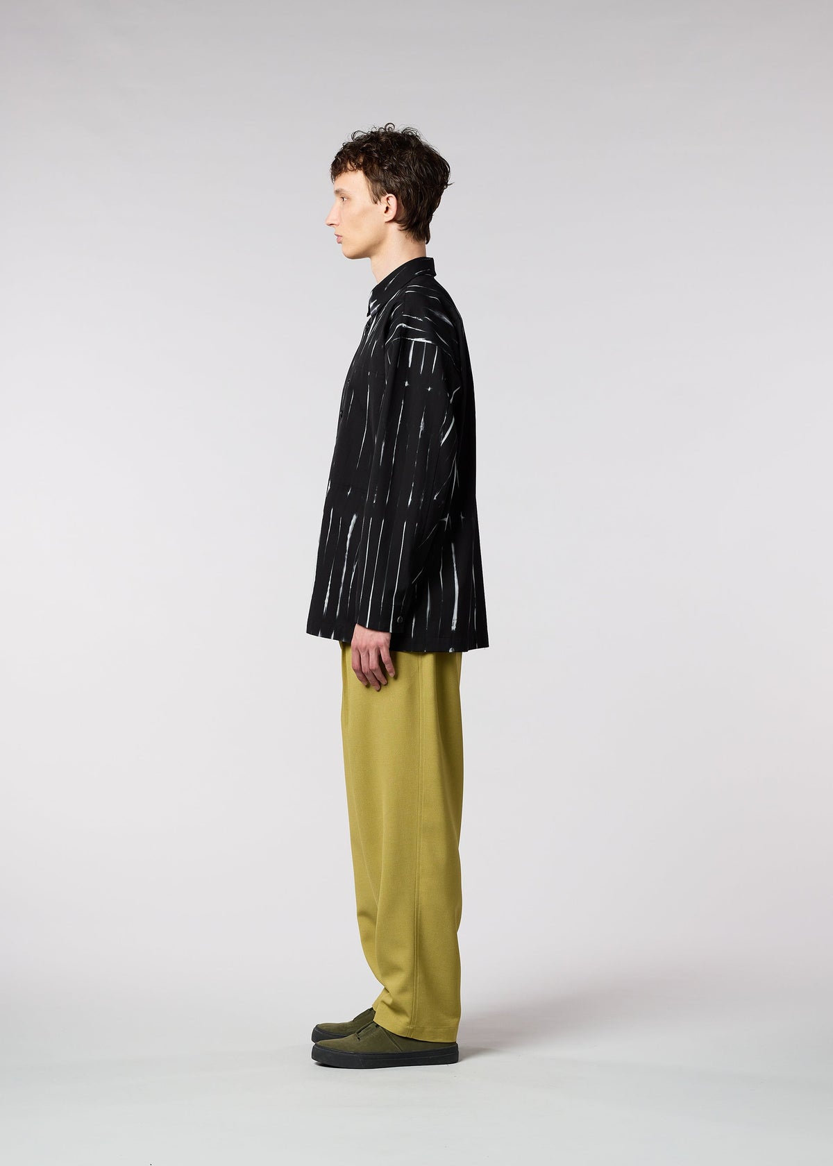 A model wears the IM MEN GIFT shirt.