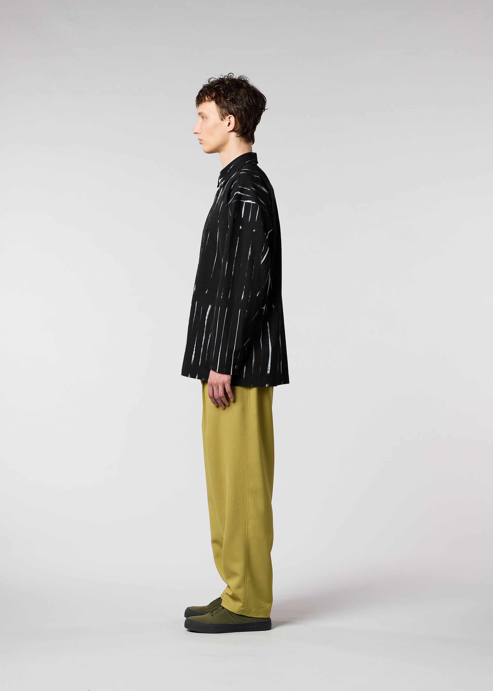 A model wears the IM MEN GIFT shirt.