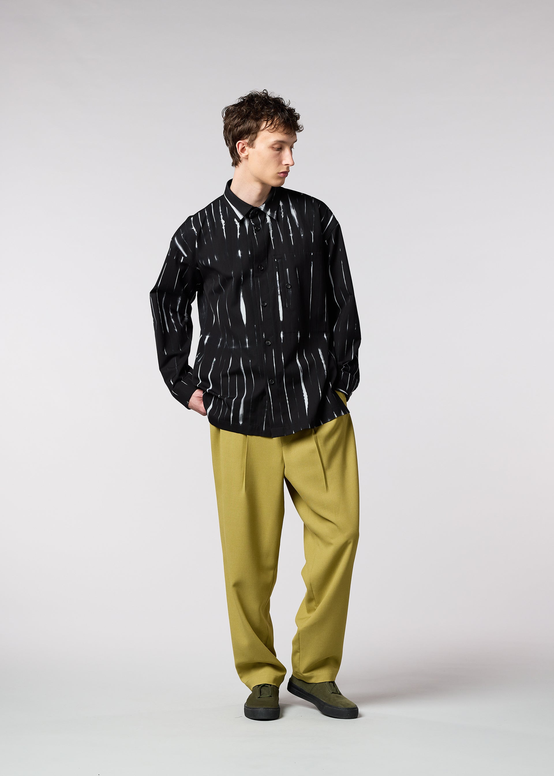 A model wears the IM MEN GIFT shirt.