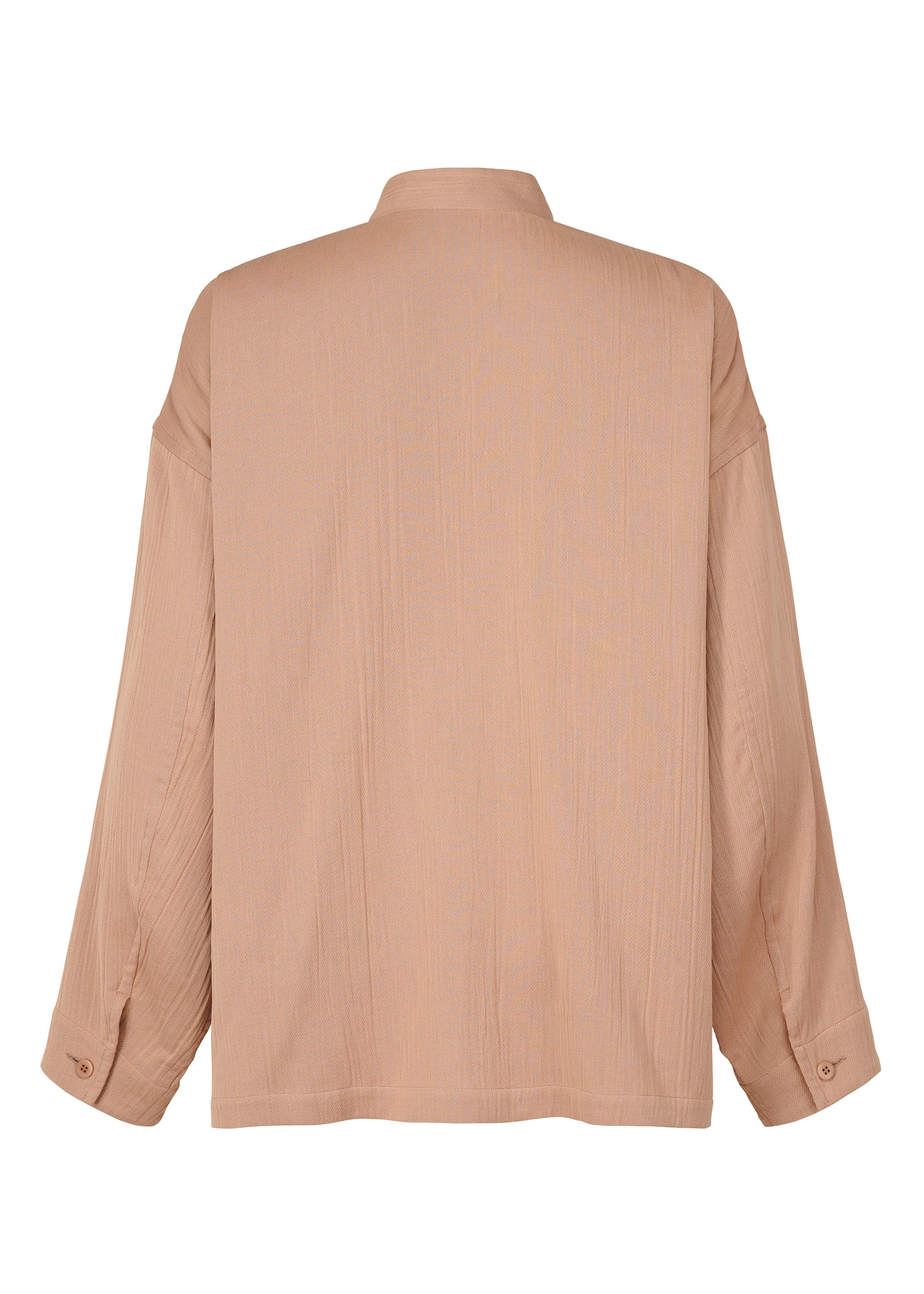 A detail shot of the IM MEN DOUBLE WEAVE CREPE shirt.