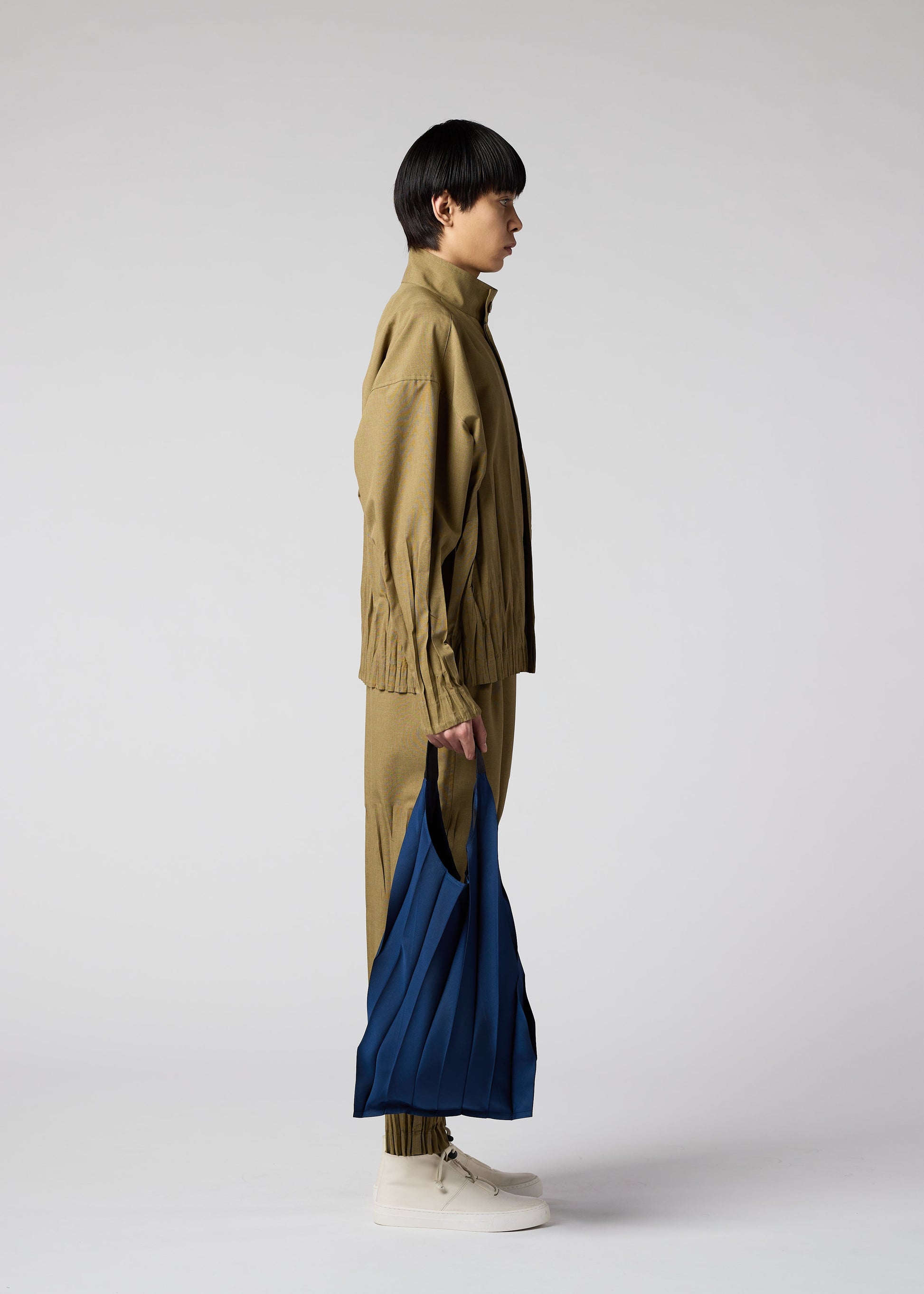 A model wears the IM MEN GURU GURU bag.
