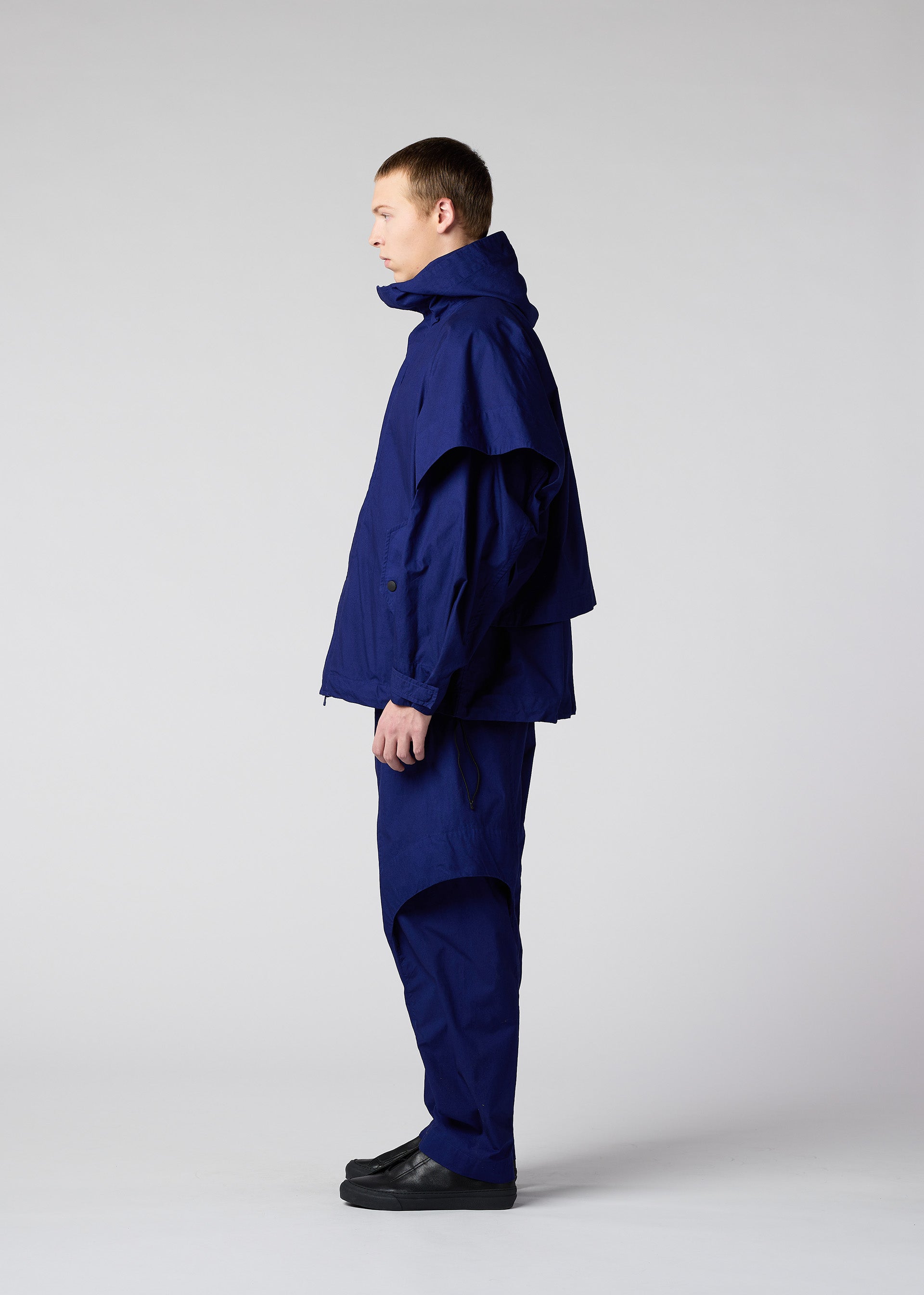 A model wears the IM MEN LIGHT COTTON trousers.