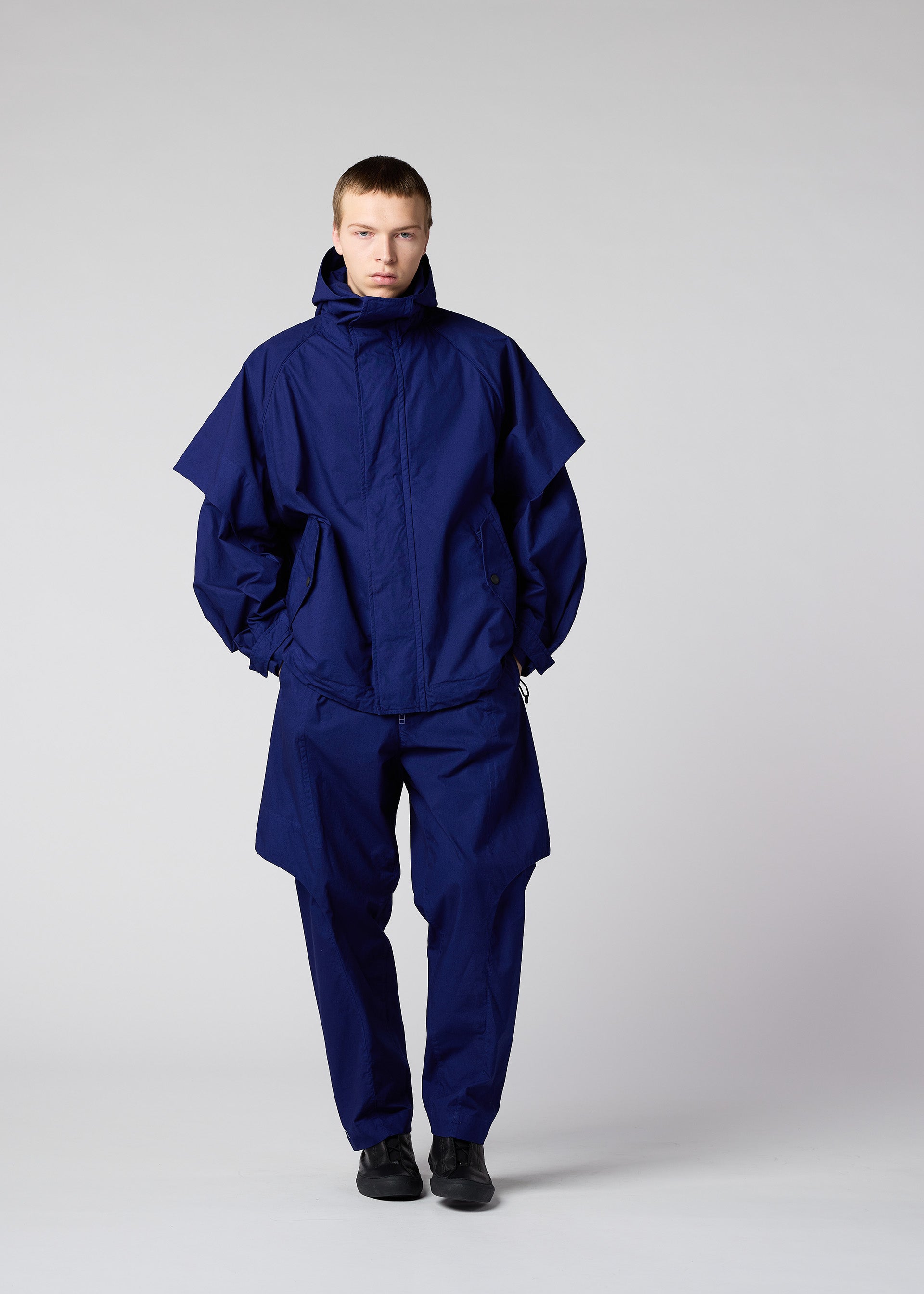 A model wears the IM MEN LIGHT COTTON trousers.