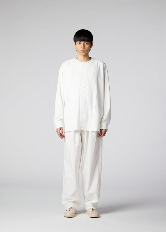 A model wears the IM MEN LIGHT COTTON trousers.