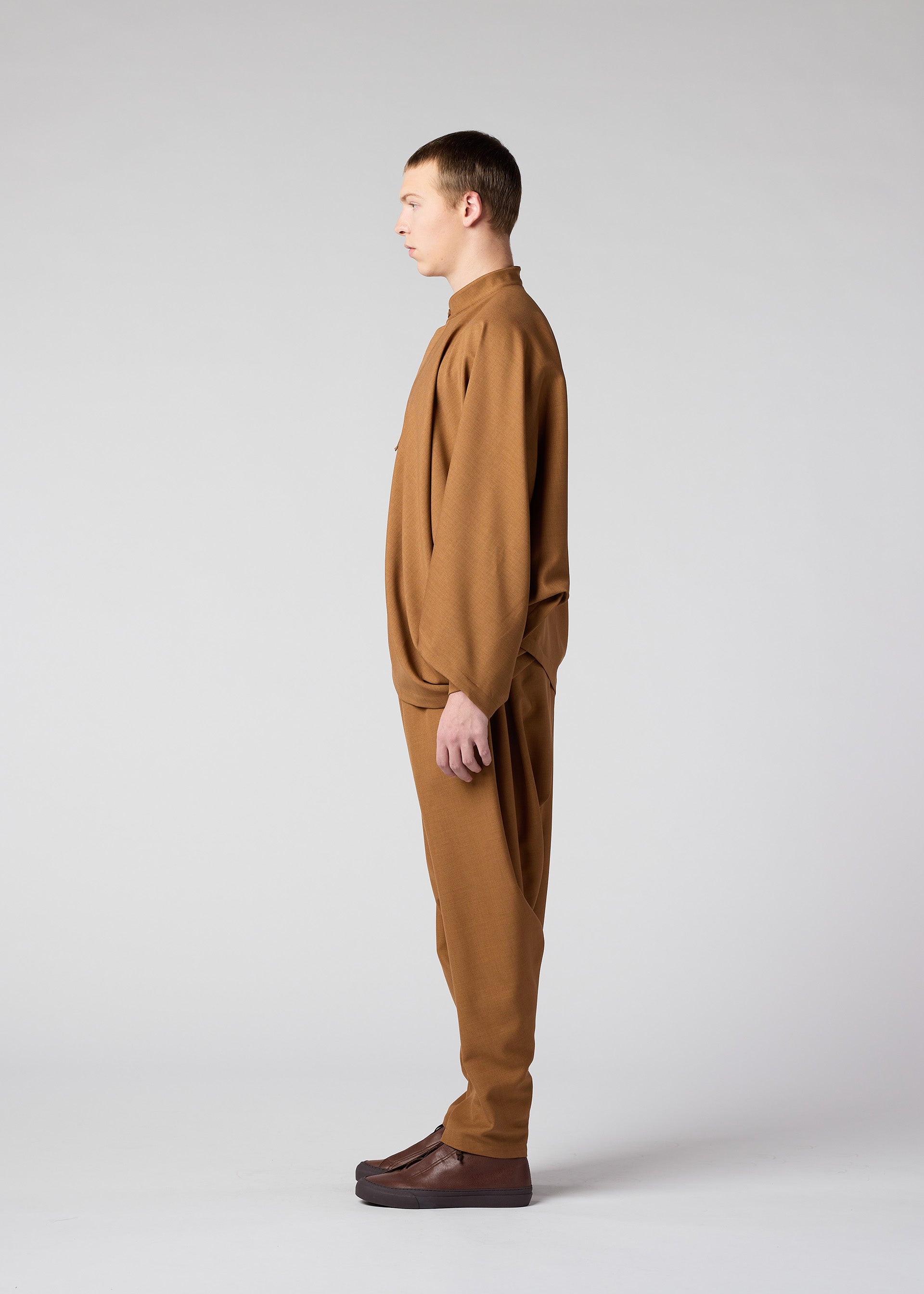 A model wears the IM MEN BREEZE trousers.