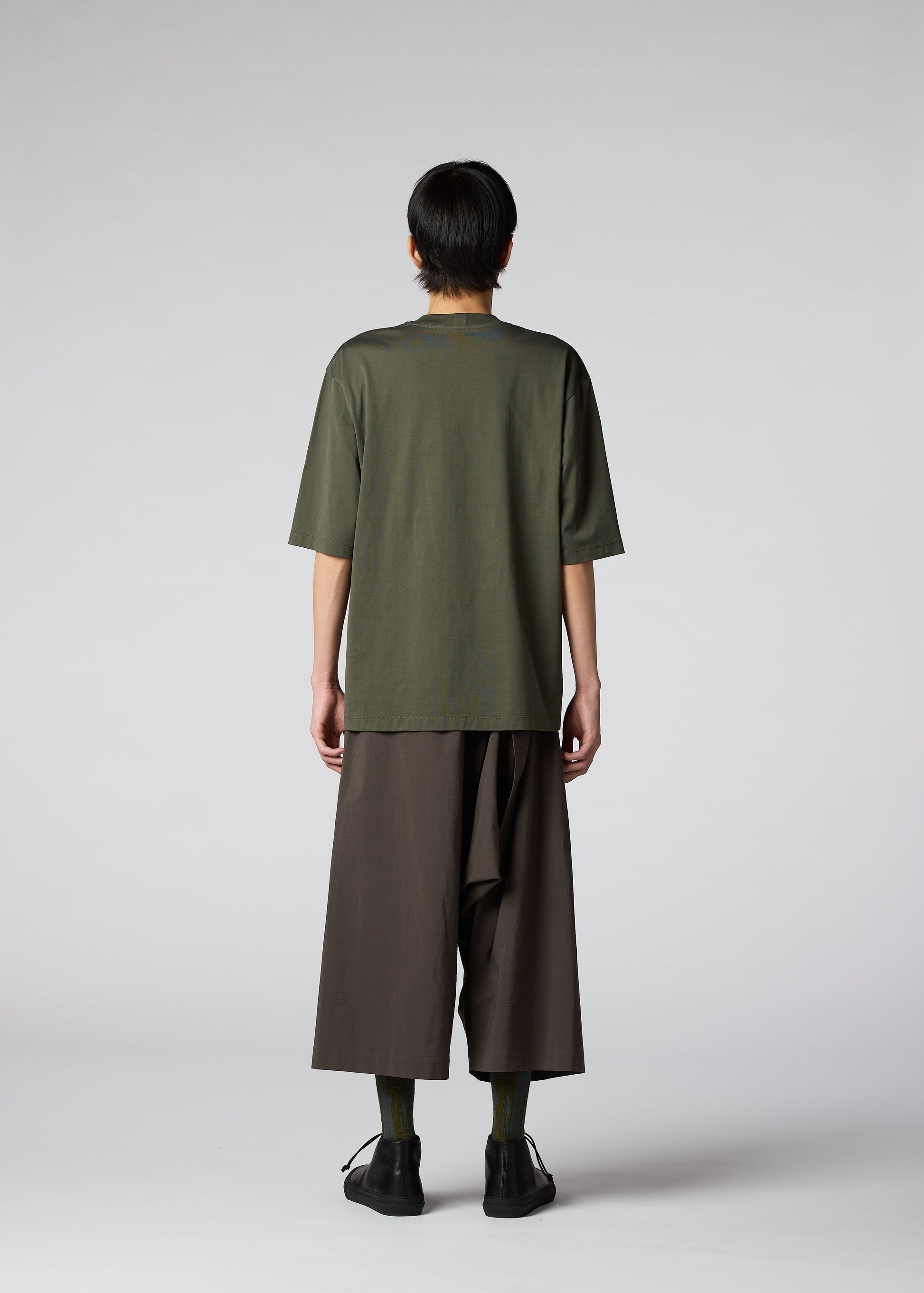 A model wears the IM MEN 60/2 JERSEY STITCH top.
