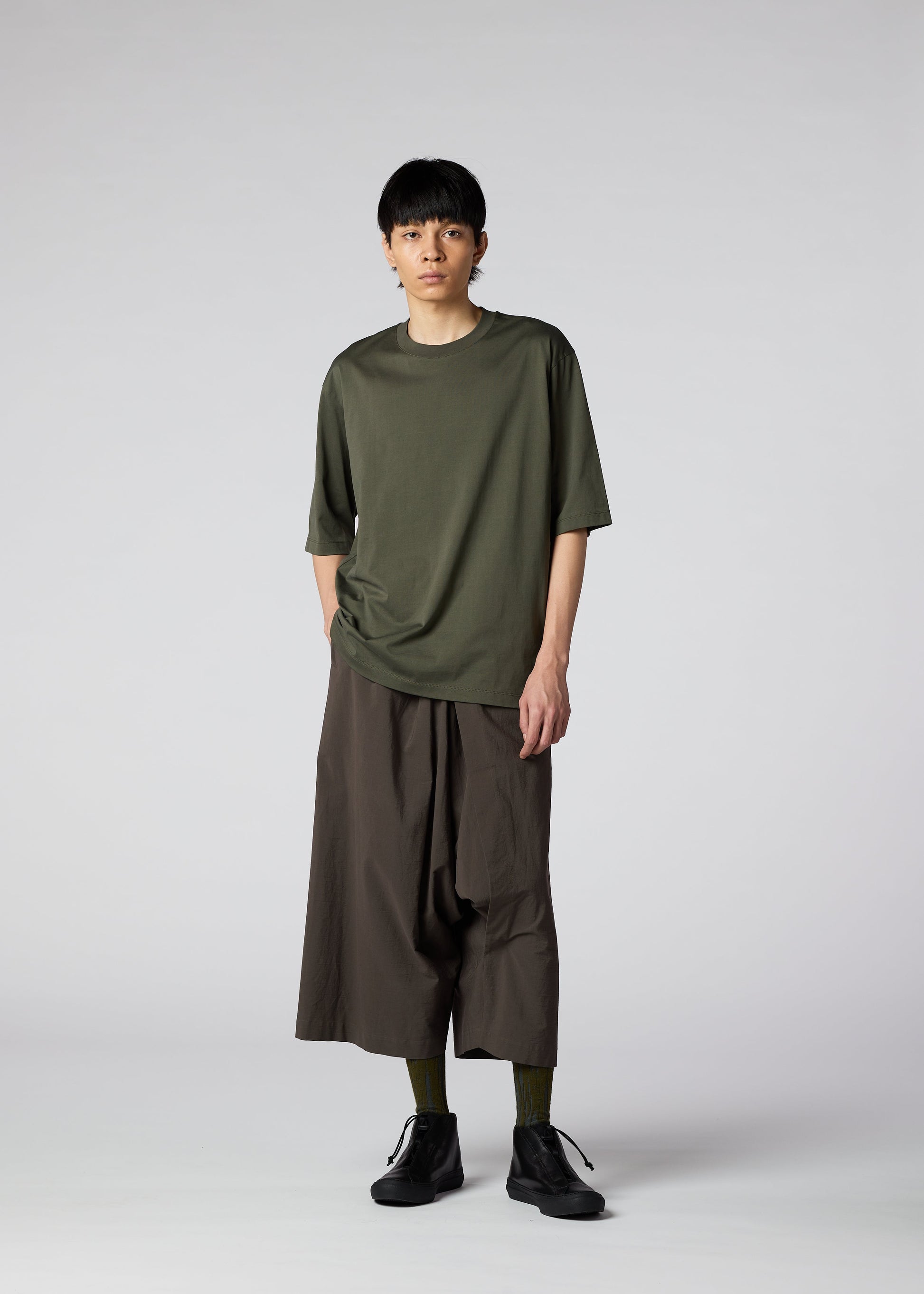A model wears the IM MEN 60/2 JERSEY STITCH top.